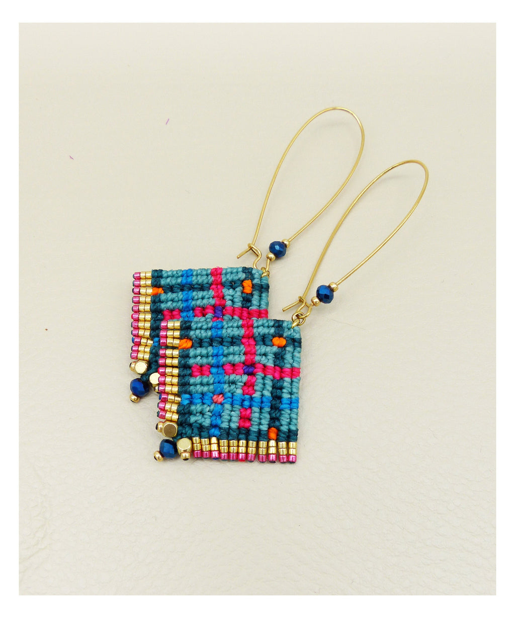 Peut inclure: Une paire de boucles d'oreilles carrées faites à la main avec un motif macramé tissé. Les boucles d'oreilles présentent un motif à carreaux bleu sarcelle, rose et orange, rehaussé de perles dorées et bleues. Les longues attaches d'oreilles dorées ajoutent une touche délicate.
