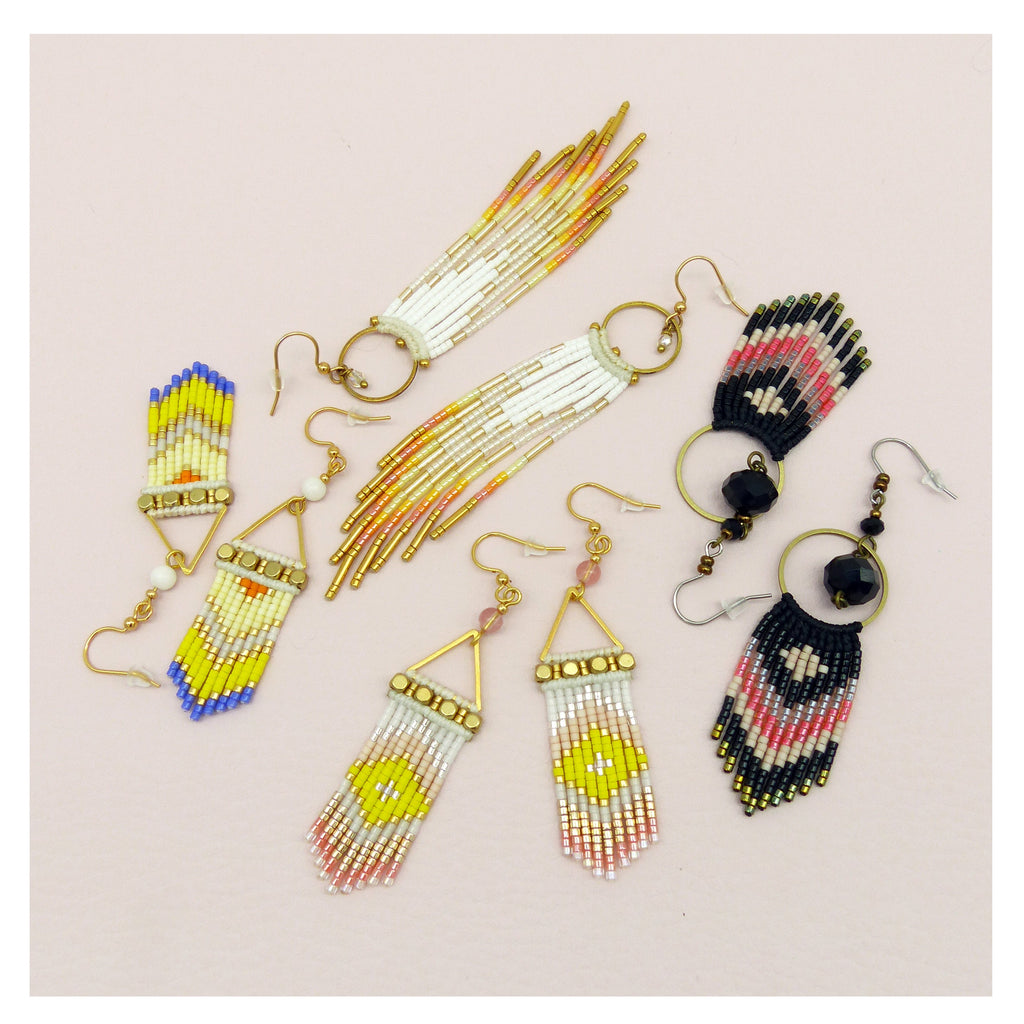 Peut inclure: Un ensemble de six paires de boucles d'oreilles en perles avec des accents dorés. Les boucles d'oreilles sont faites de perles colorées et ont un design en forme de frange. Certaines des boucles d'oreilles ont une forme triangulaire en haut.