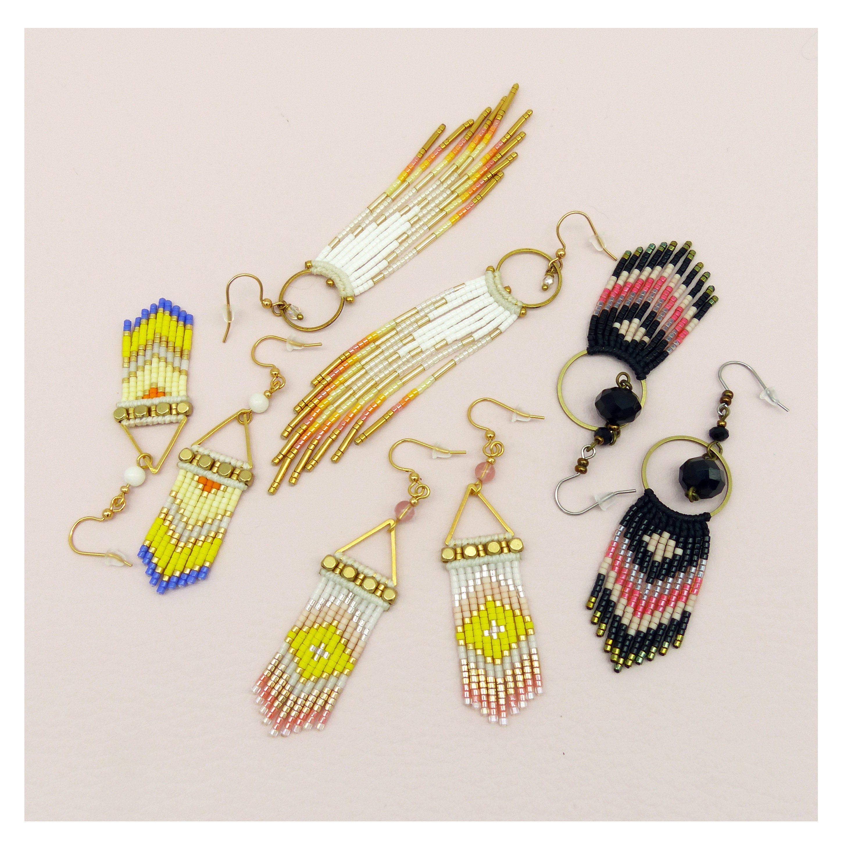 Peut inclure: Un ensemble de six paires de boucles d'oreilles en perles avec des accents dorés. Les boucles d'oreilles sont faites de perles colorées et ont un design en forme de frange. Certaines des boucles d'oreilles ont une forme triangulaire en haut.