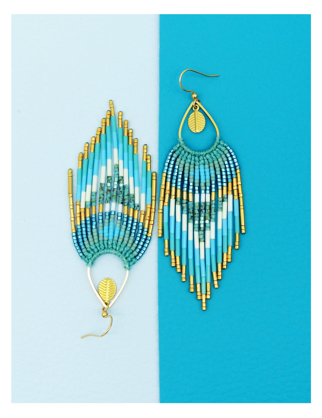 Peut inclure: Deux boucles d'oreilles en perles aux tons turquoise, bleu clair, blanc et or. Les boucles d'oreilles présentent un motif de franges avec des accents dorés et un charm en forme de feuille dorée. L'une est sur fond bleu clair, l'autre sur fond bleu foncé.