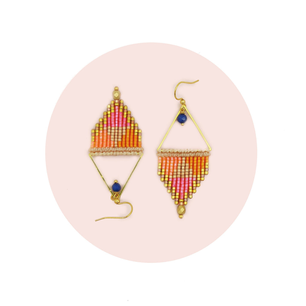Peut inclure: Une paire de boucles d'oreilles triangulaires dorées avec des franges de perles roses, orange et beige et des accents de pierres précieuses bleues.