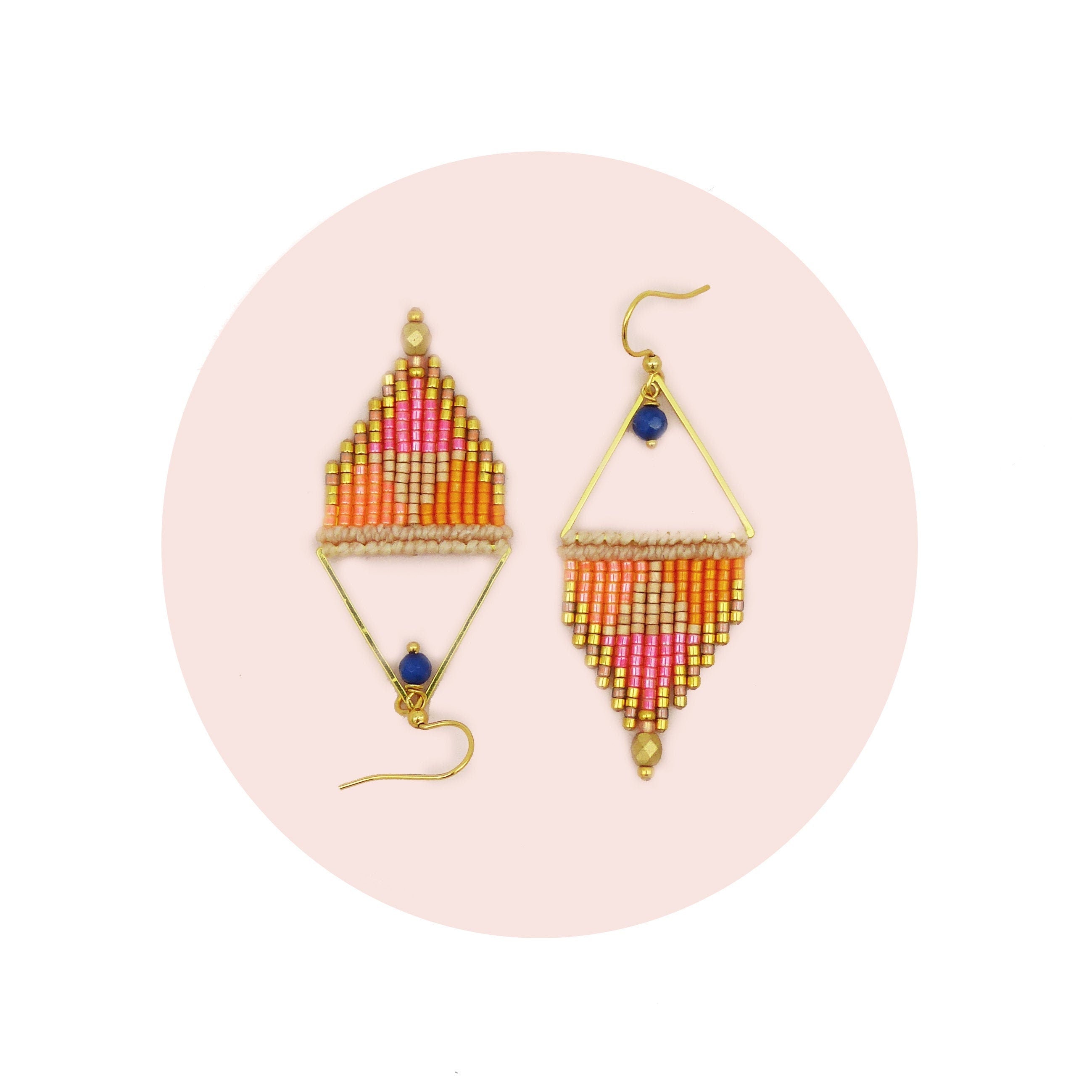 Peut inclure: Une paire de boucles d'oreilles triangulaires dorées avec des franges de perles roses, orange et beige et des accents de pierres précieuses bleues.