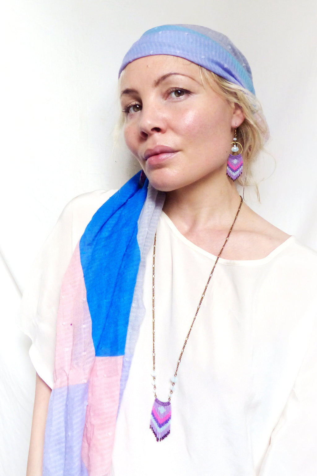 Pendentif en micromacramé et franges de perles de rocaille miyuki delica lilas rose et bleu ciel
