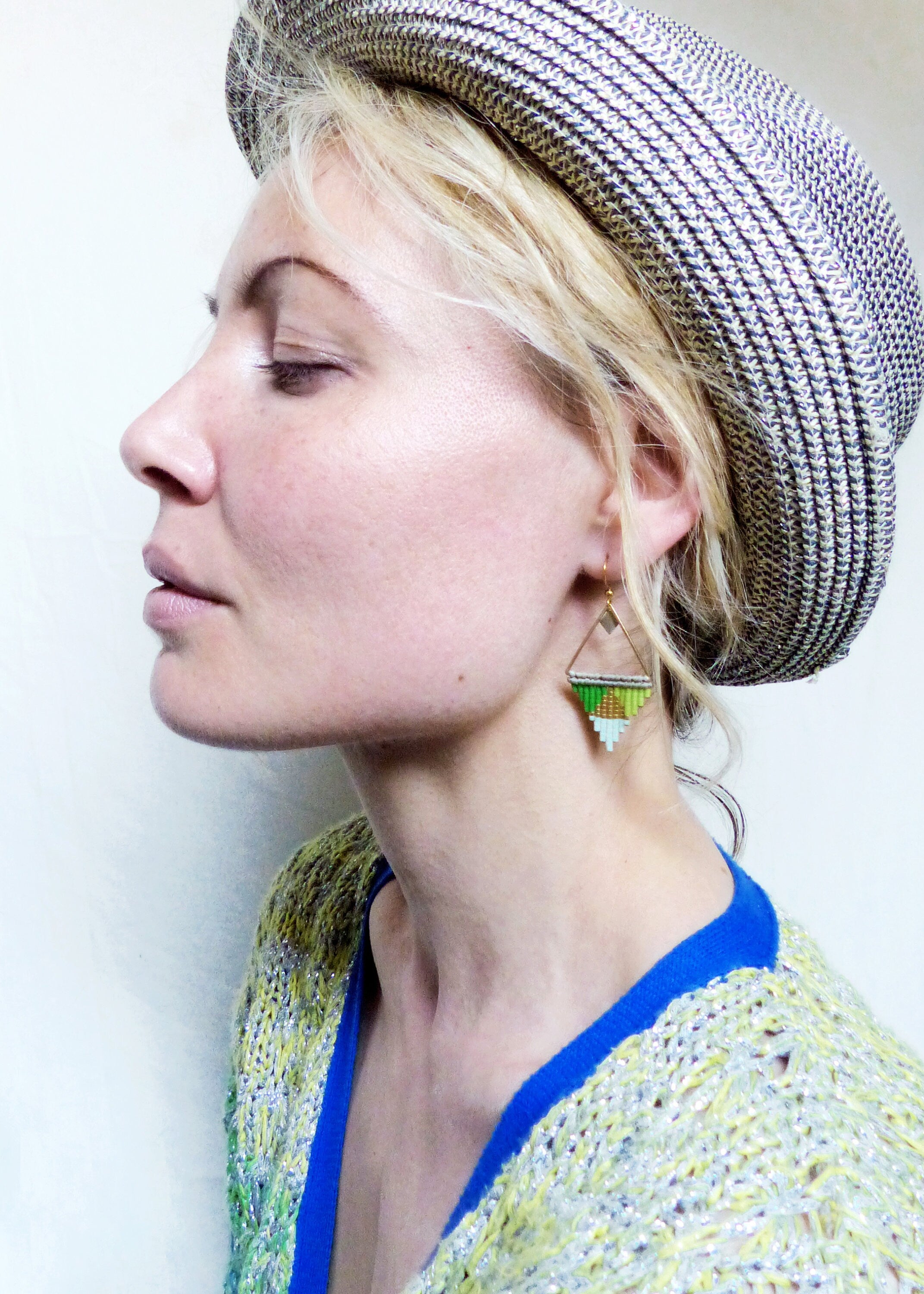 Petites boucles d'oreilles colorées forme triangles en macramé et perles miyuki delica