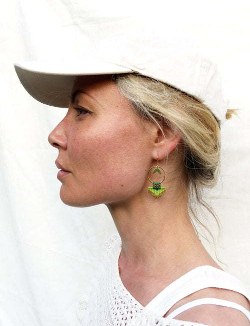 Boucles d'oreilles créoles vert chartreuse doré formes flèches en macramé et perles miyuki delica