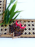 Peut inclure: Une paire de boucles d'oreilles créoles dorées avec un pendentif rose en perles brunes et dorées irisées.