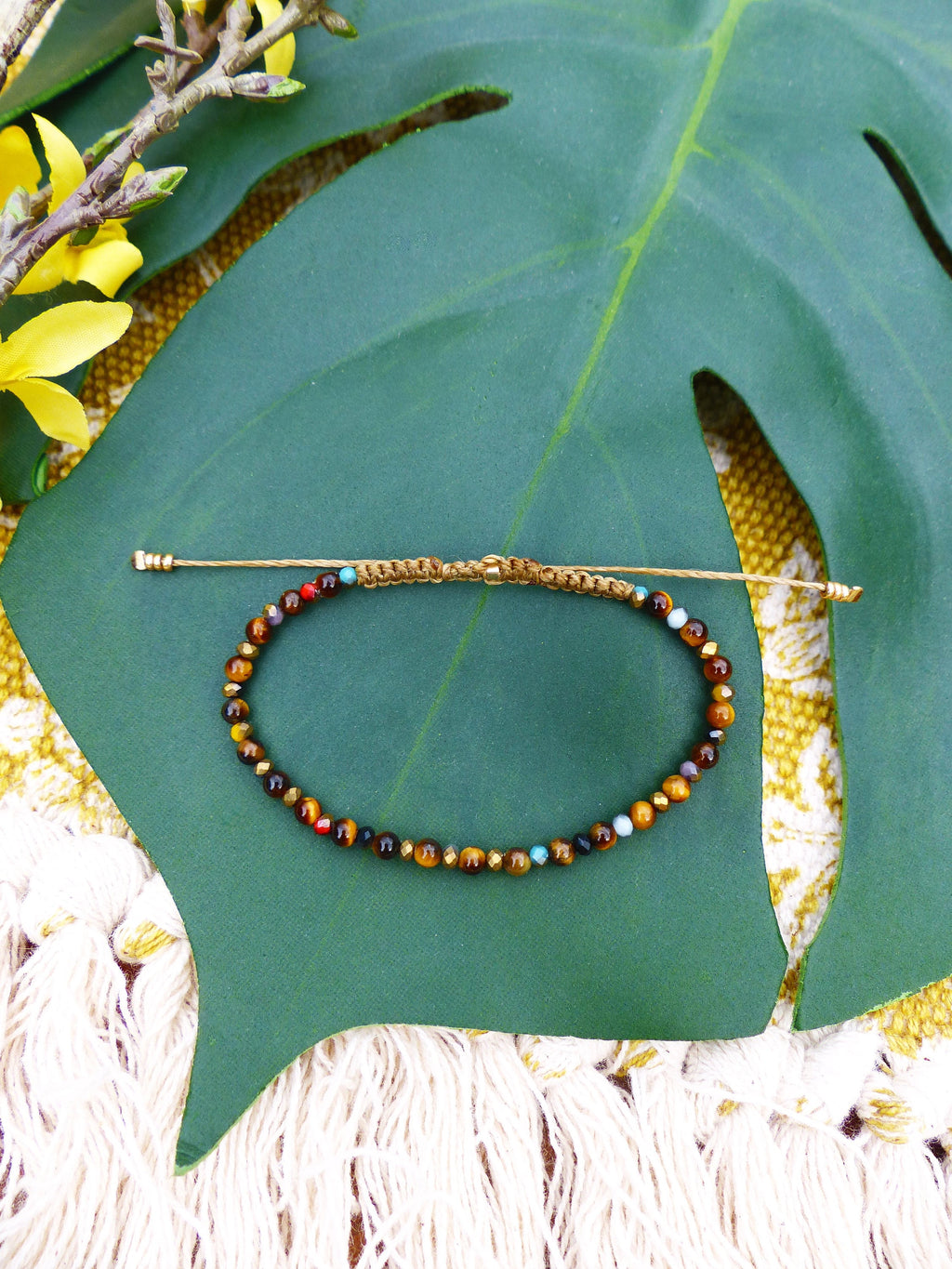 Bracelet d'amitié tissé en macramé kaki perles en oeil de tigre et verre multicolore