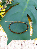 Bracelet d'amitié tissé en macramé kaki perles en oeil de tigre et verre multicolore