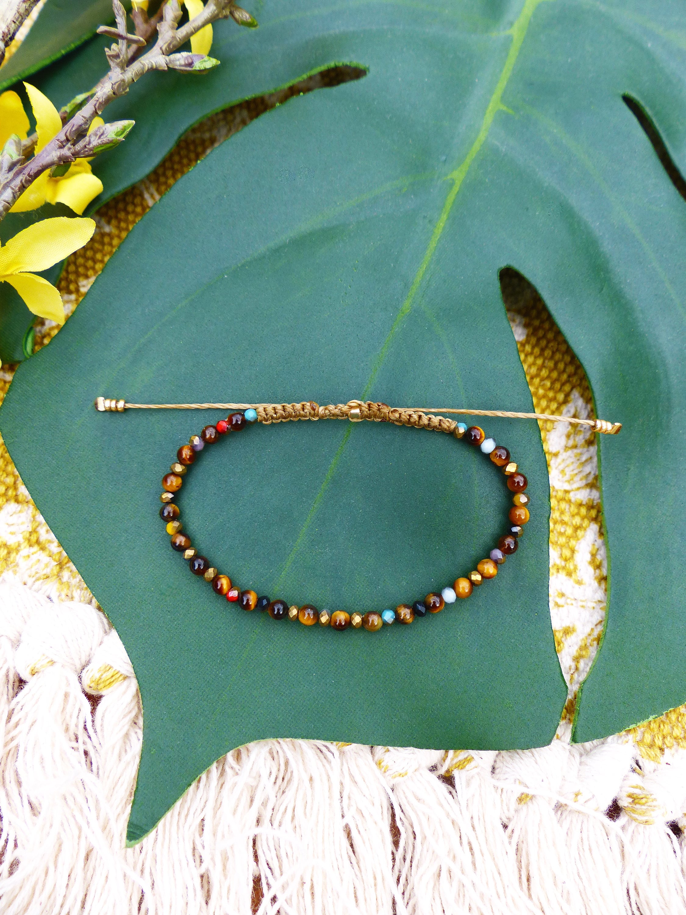 Bracelet d'amitié tissé en macramé kaki perles en oeil de tigre et verre multicolore
