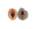 Peut inclure: Une paire de boucles d'oreilles avec une pierre violette, un fil orange et doré, et des perles vertes et bleues. Les boucles d'oreilles sont présentées sur deux pierres grises.