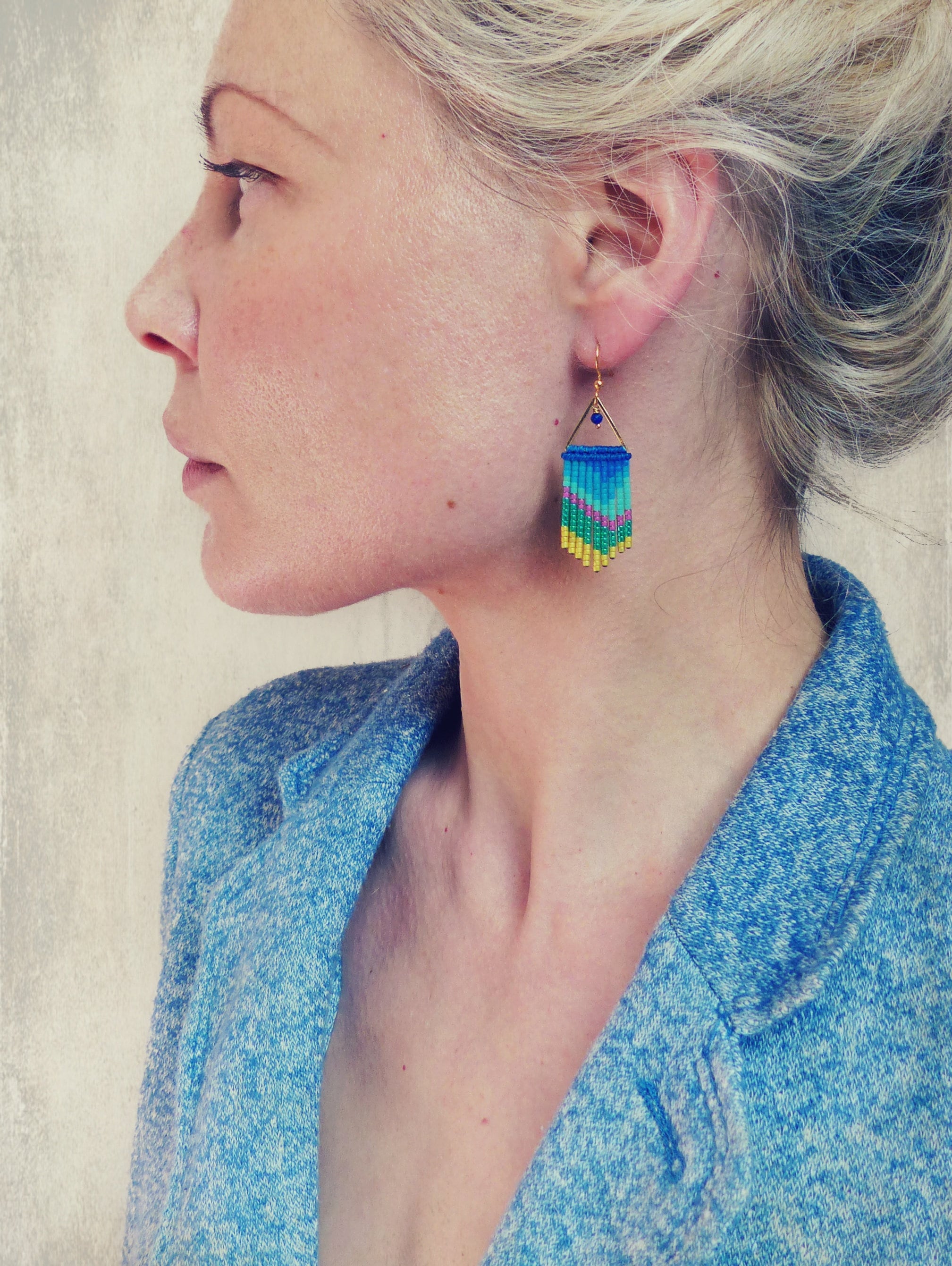 Boucles d'oreilles à franges perlées multicolores en macramé perles miyuki et lapis lazuli