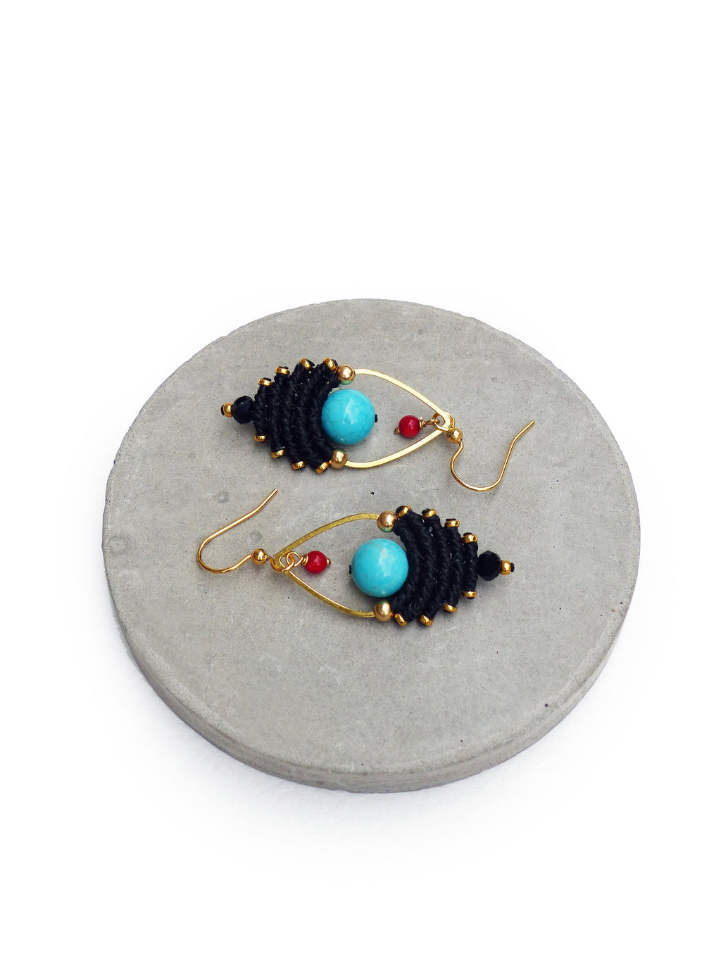 Petites boucles d'oreilles gouttes tissées en macramé noir turquoise rouge corail et doré