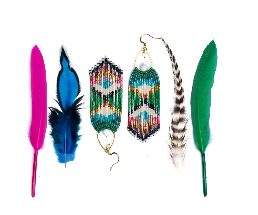 Peut inclure: Une paire de longues boucles d'oreilles en perles avec un motif géométrique dans des tons de vert, bleu, blanc et or. Les boucles d'oreilles sont suspendues à côté de cinq plumes de différentes couleurs, dont le rose, le bleu, le vert et le noir et blanc.