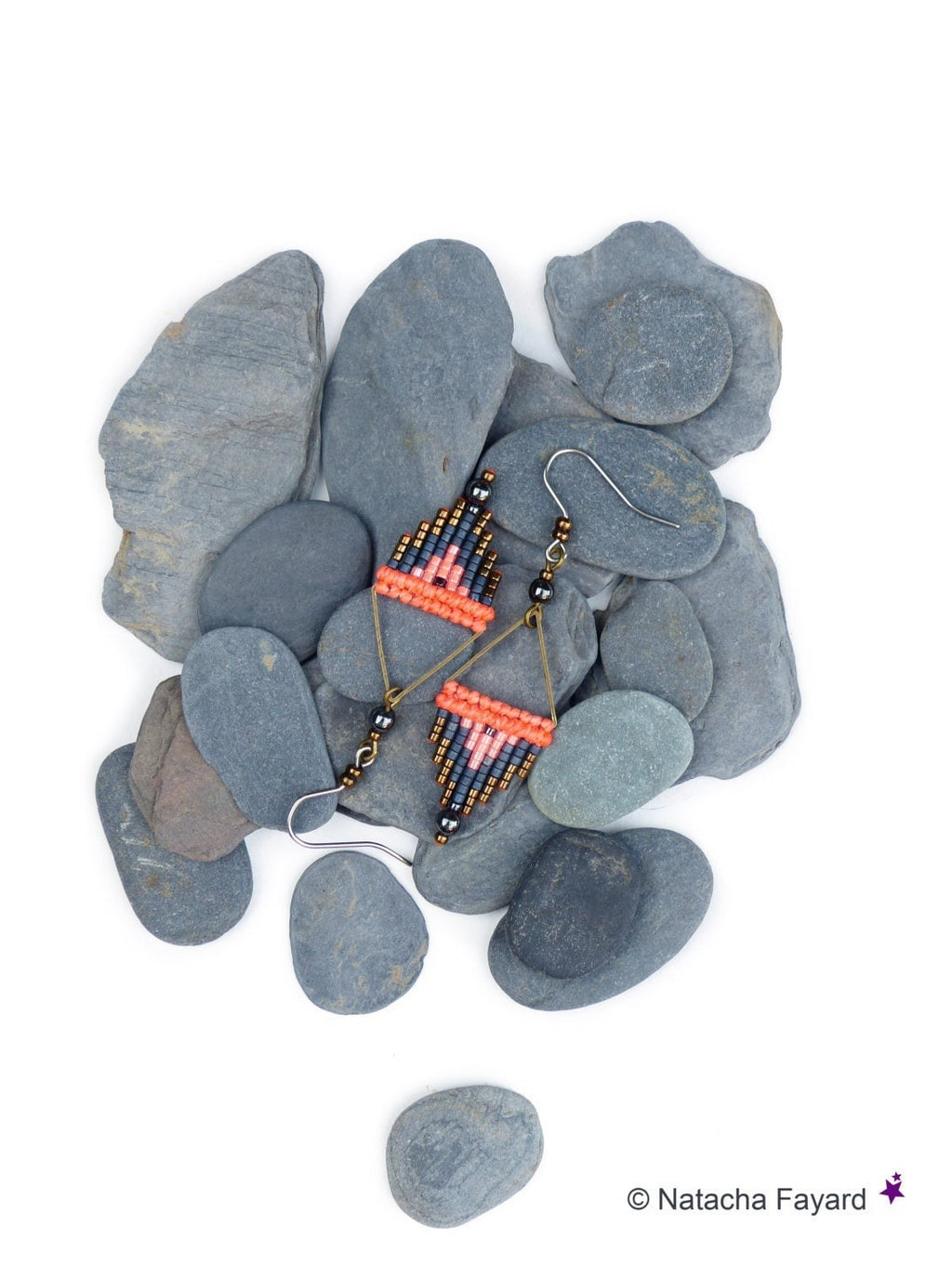 Micro macramé et miyuki delica - Boucles d'oreilles tissées orange corail fluo hématite bronze - Flèche triangle - Bijoux ethnique boho chic