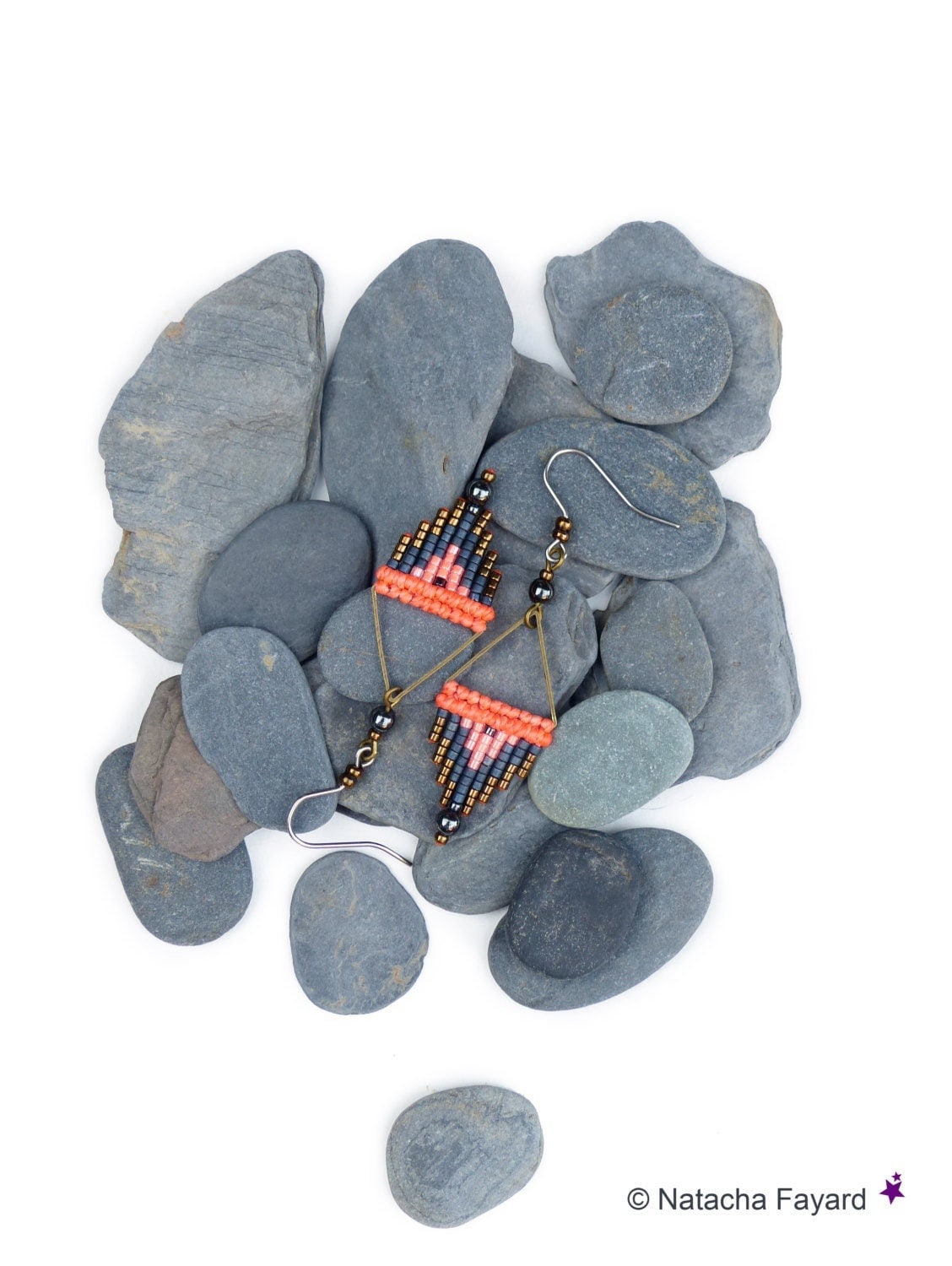 Micro macramé et miyuki delica - Boucles d'oreilles tissées orange corail fluo hématite bronze - Flèche triangle - Bijoux ethnique boho chic