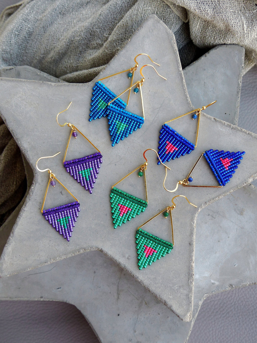 Petites boucles d'oreilles triangle tissées en macramé et perles miyuki violet bleu lapis turquoise ou vert
