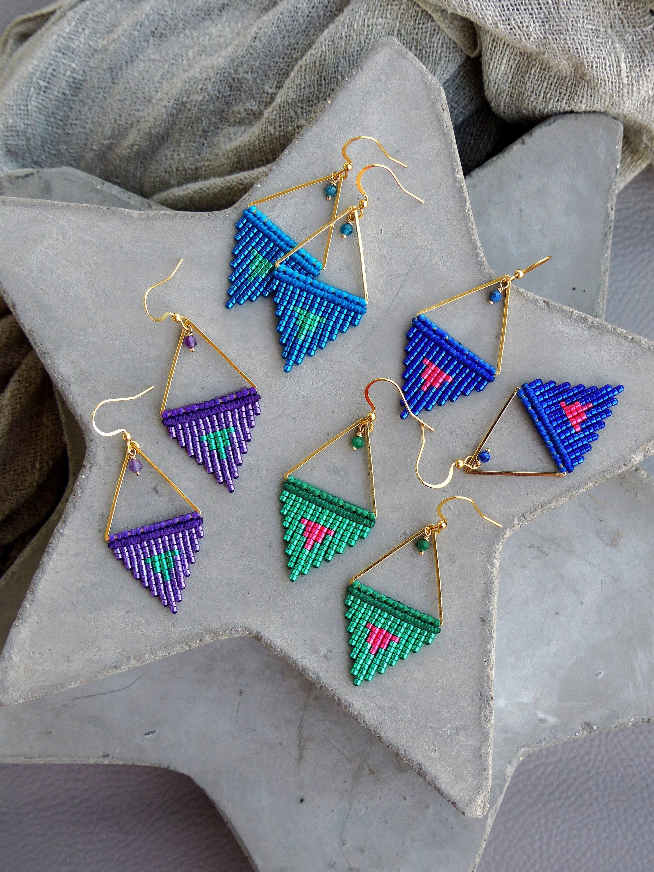 Petites boucles d'oreilles triangle tissées en macramé et perles miyuki violet bleu lapis turquoise ou vert