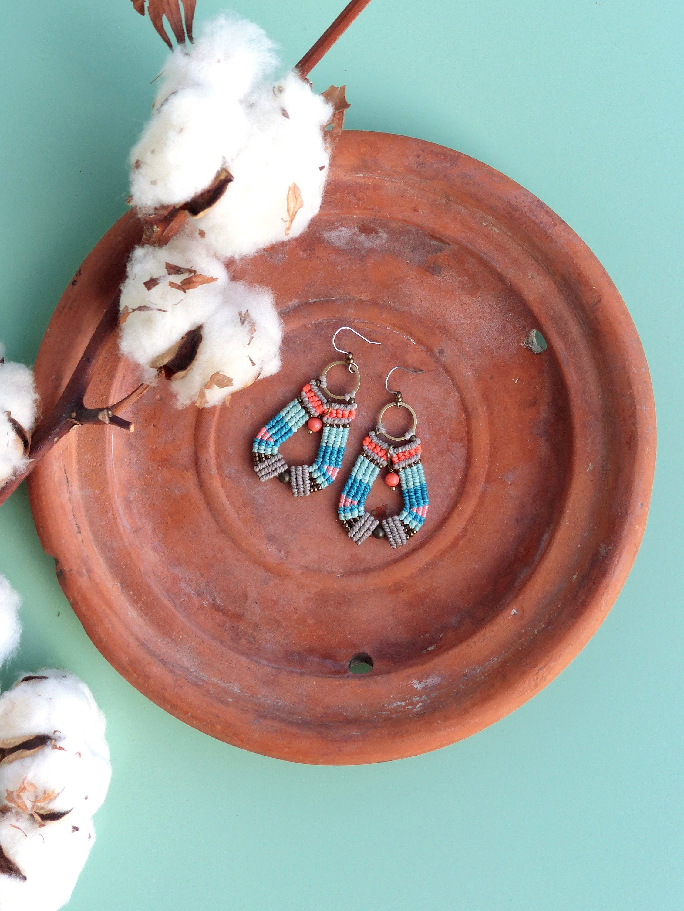 Macramé et perles de rocailles miyuki delica - Boucles d'oreilles couleur lin bleu aqua turquoise et corail fluo - Boho chic