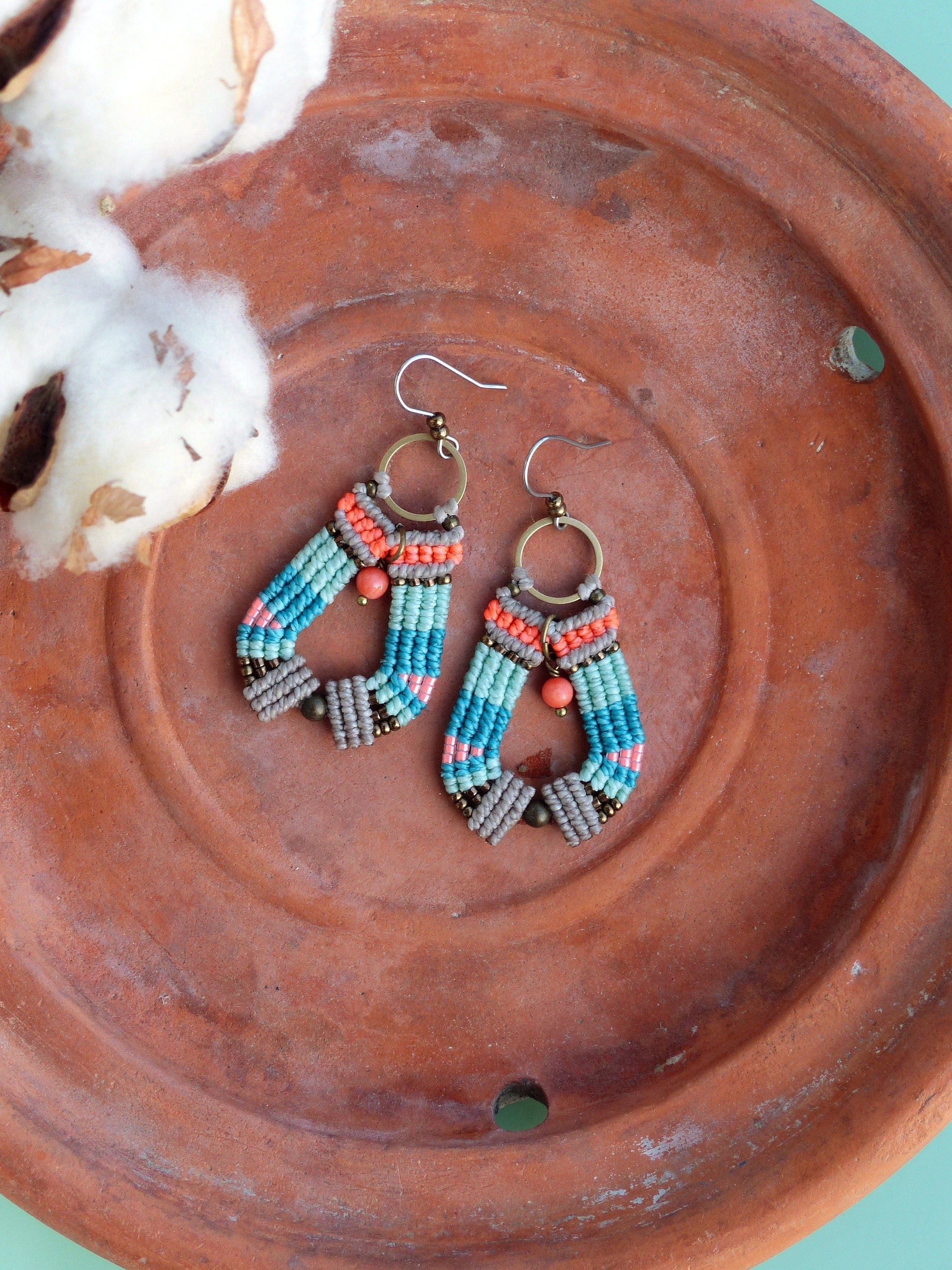 Macramé et perles de rocailles miyuki delica - Boucles d'oreilles couleur lin bleu aqua turquoise et corail fluo - Boho chic