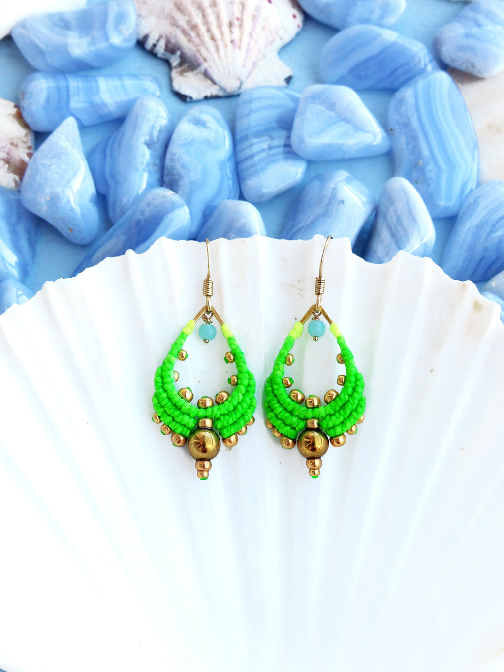 Peut inclure: Une paire de boucles d'oreilles en forme de larme, composées de perles vertes et dorées. Les boucles d'oreilles sont faites de petites perles vertes et de perles dorées, et elles ont une perle dorée au bas.