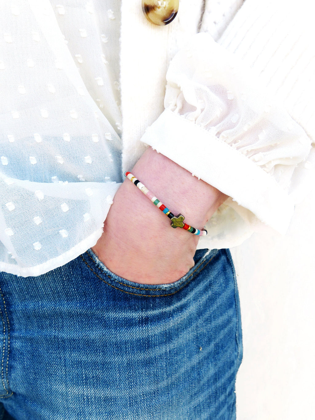 Peut inclure: Un bracelet en perles colorées avec un charme en forme d'étoile. Le bracelet est composé de petites perles rondes de différentes couleurs, notamment rouge, bleu, vert et blanc. Le charme en forme d'étoile est de couleur or et ajoute une touche d'éclat au bracelet.