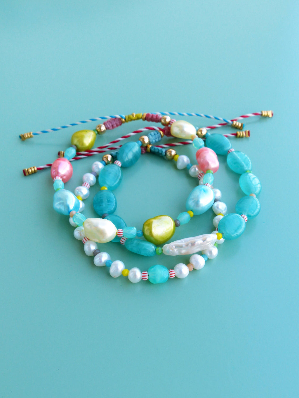 Bracelets de surfeur précieux en perles de rivières et keishi pastel bleu rose jaune vert