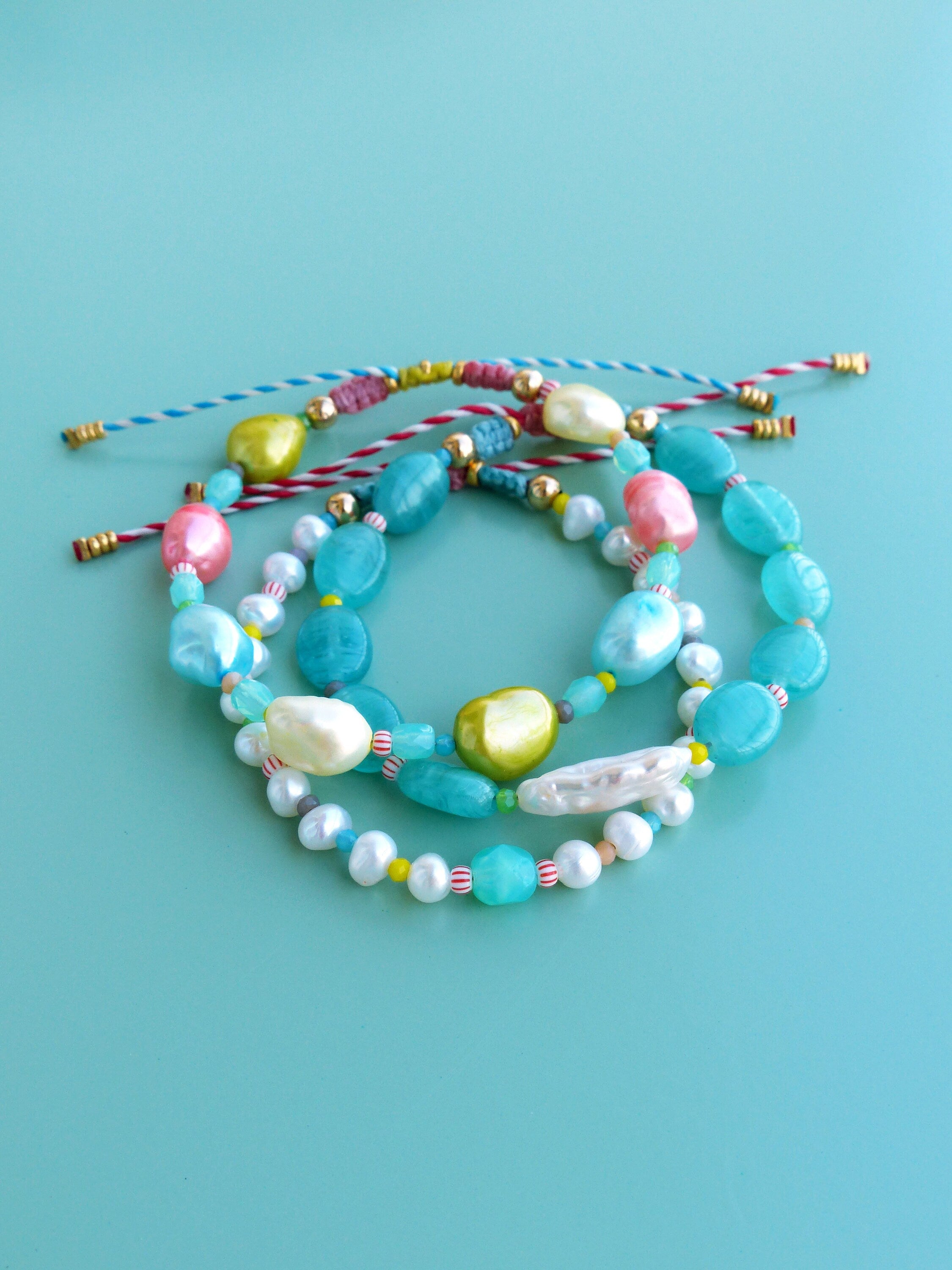 Bracelets de surfeur précieux en perles de rivières et keishi pastel bleu rose jaune vert