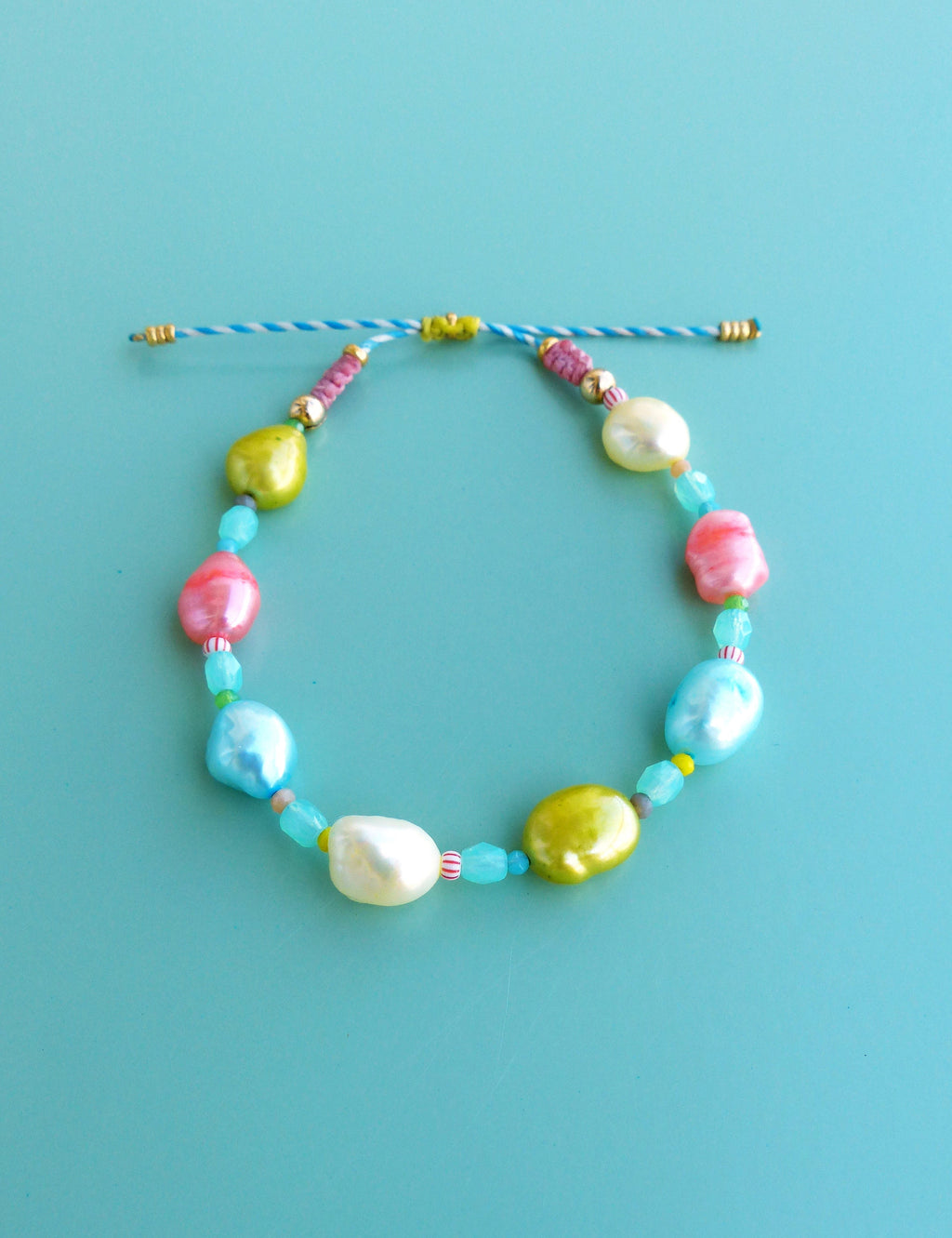 Bracelets de surfeur précieux en perles de rivières et keishi pastel bleu rose jaune vert