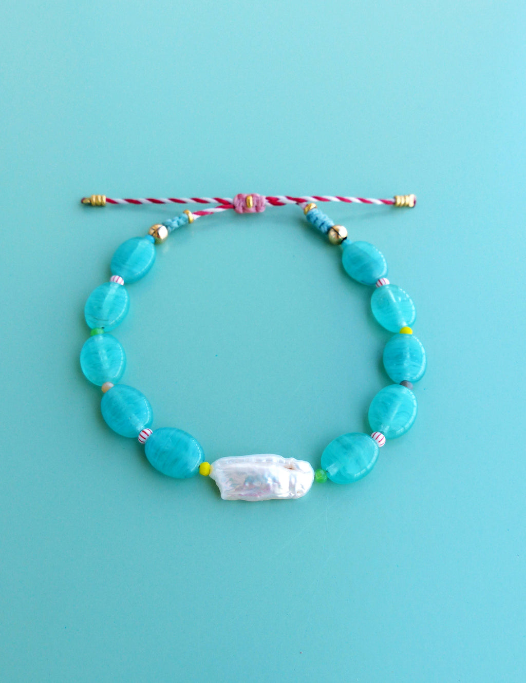 Bracelets de surfeur précieux en perles de rivières et keishi pastel bleu rose jaune vert