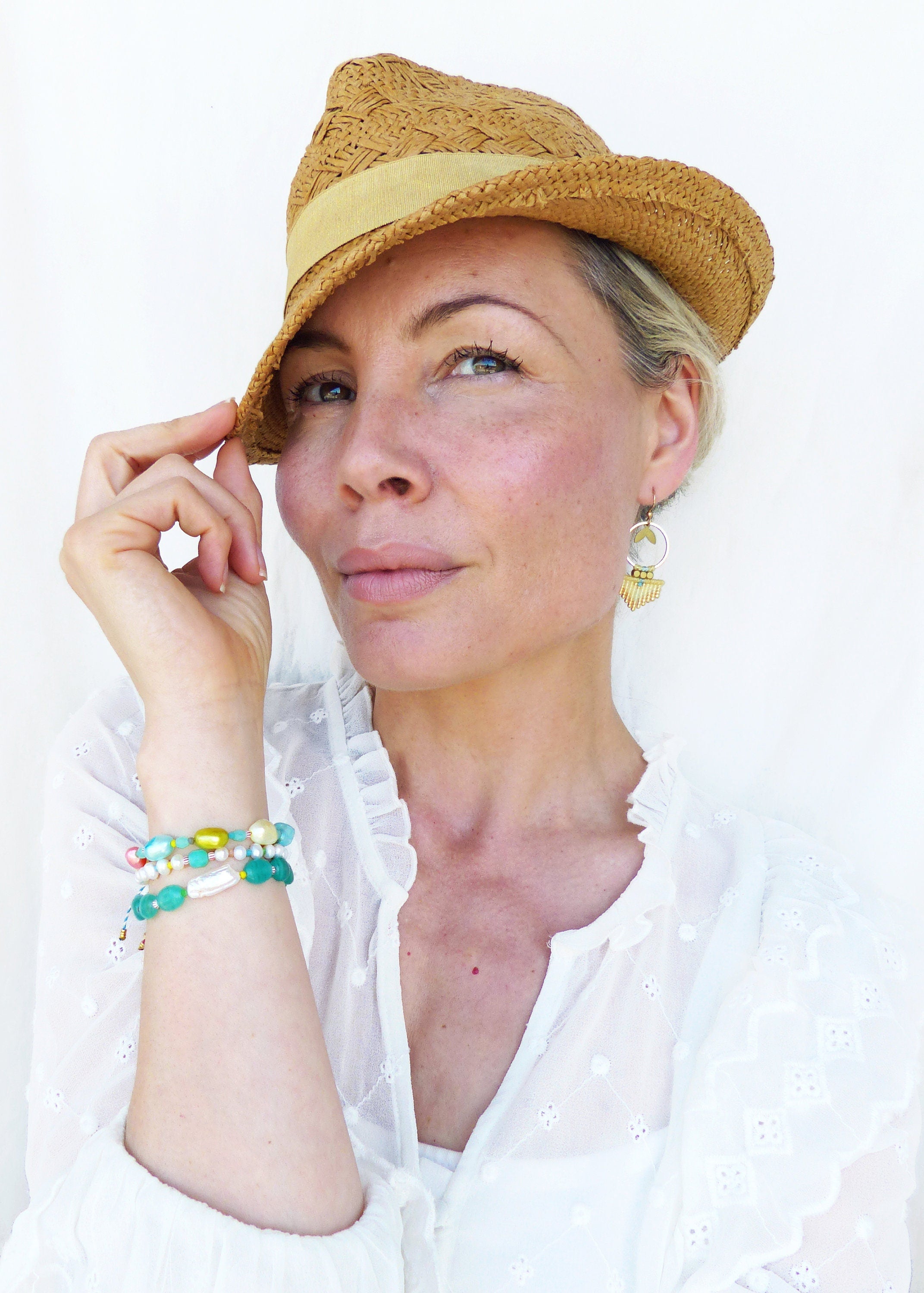 Bracelets de surfeur précieux en perles de rivières et keishi pastel bleu rose jaune vert