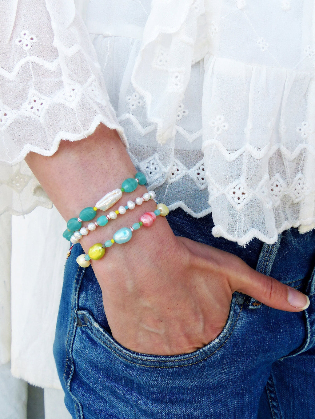 Bracelets de surfeur précieux en perles de rivières et keishi pastel bleu rose jaune vert