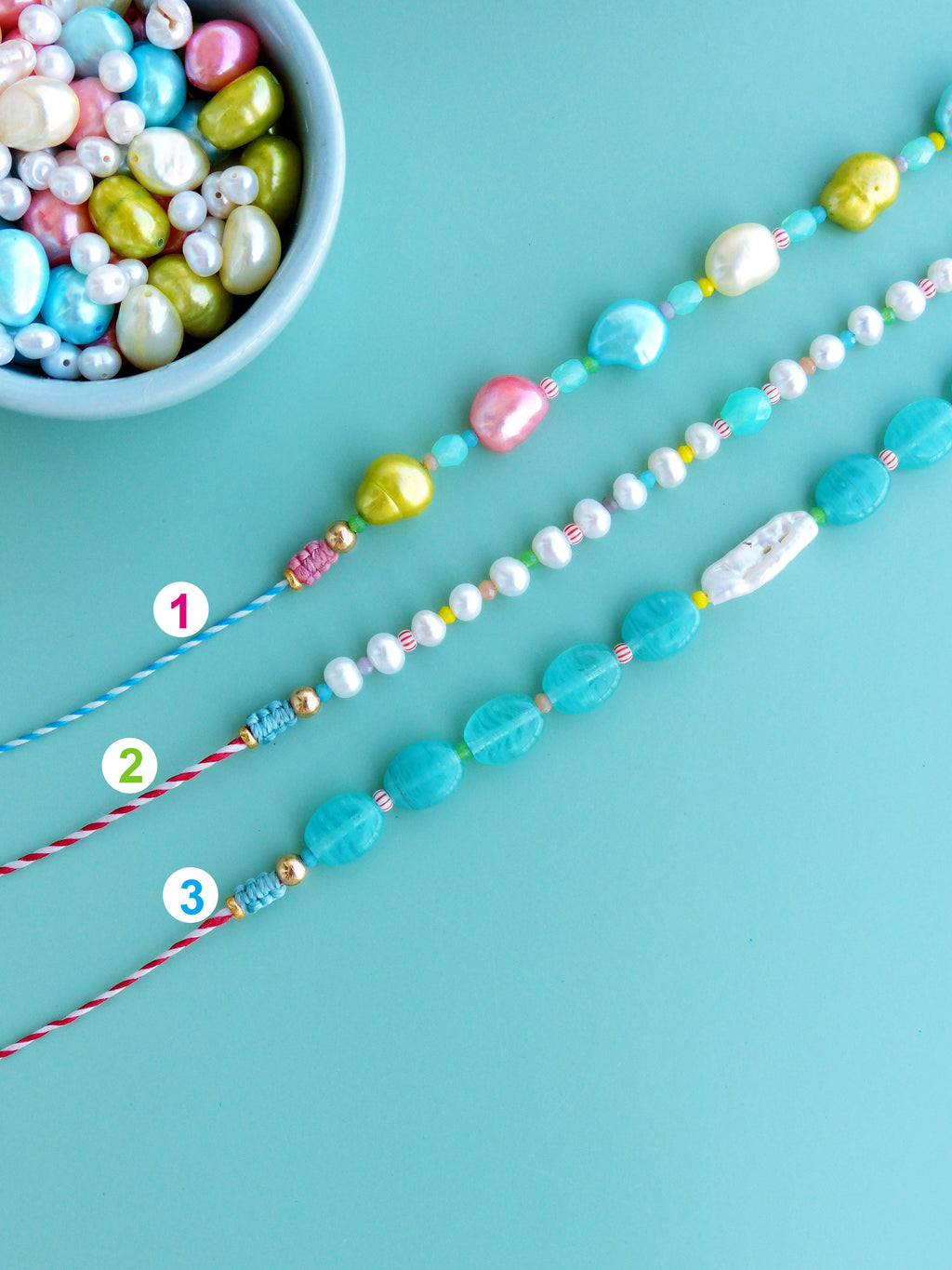 Bracelets de surfeur précieux en perles de rivières et keishi pastel bleu rose jaune vert