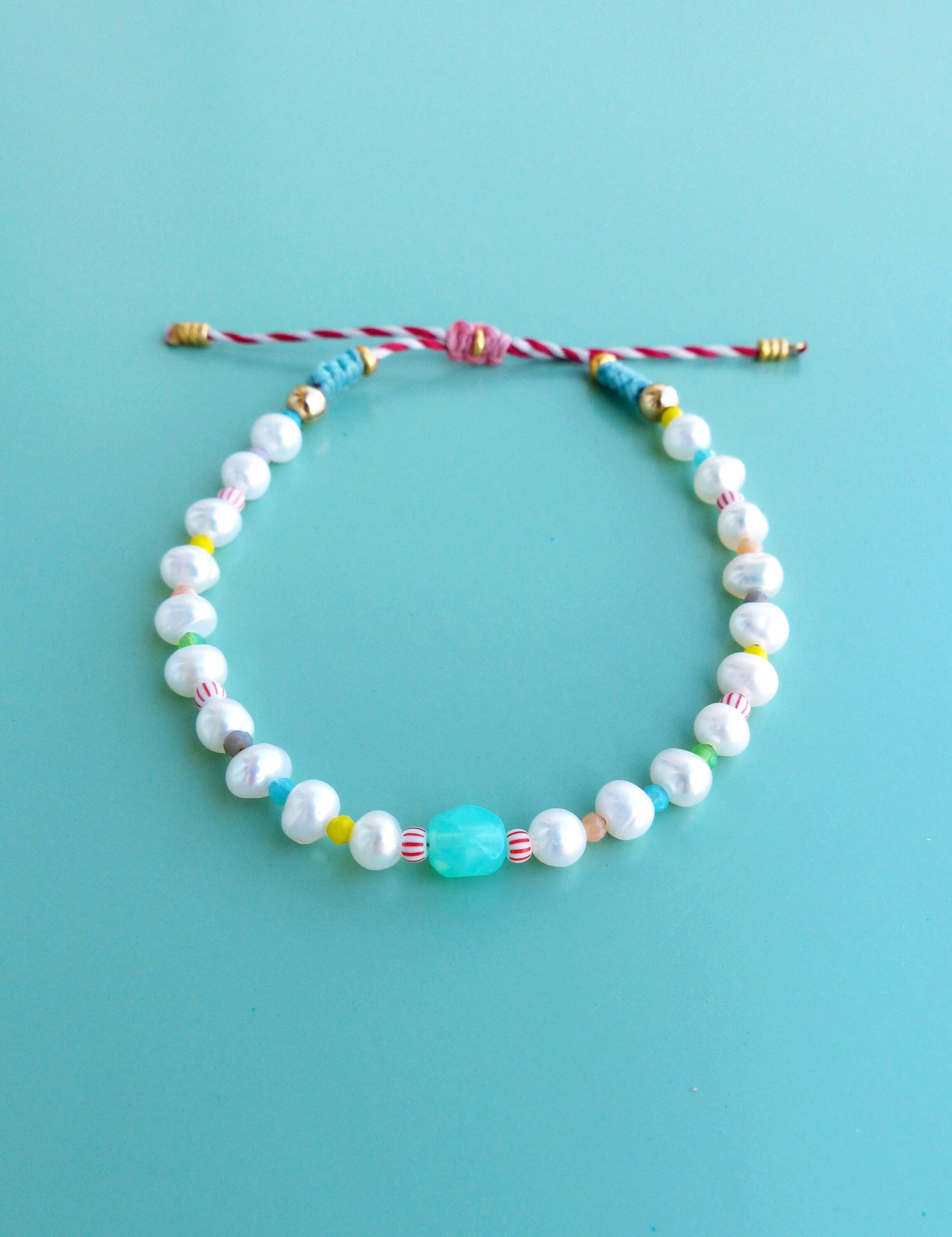 Bracelets de surfeur précieux en perles de rivières et keishi pastel bleu rose jaune vert