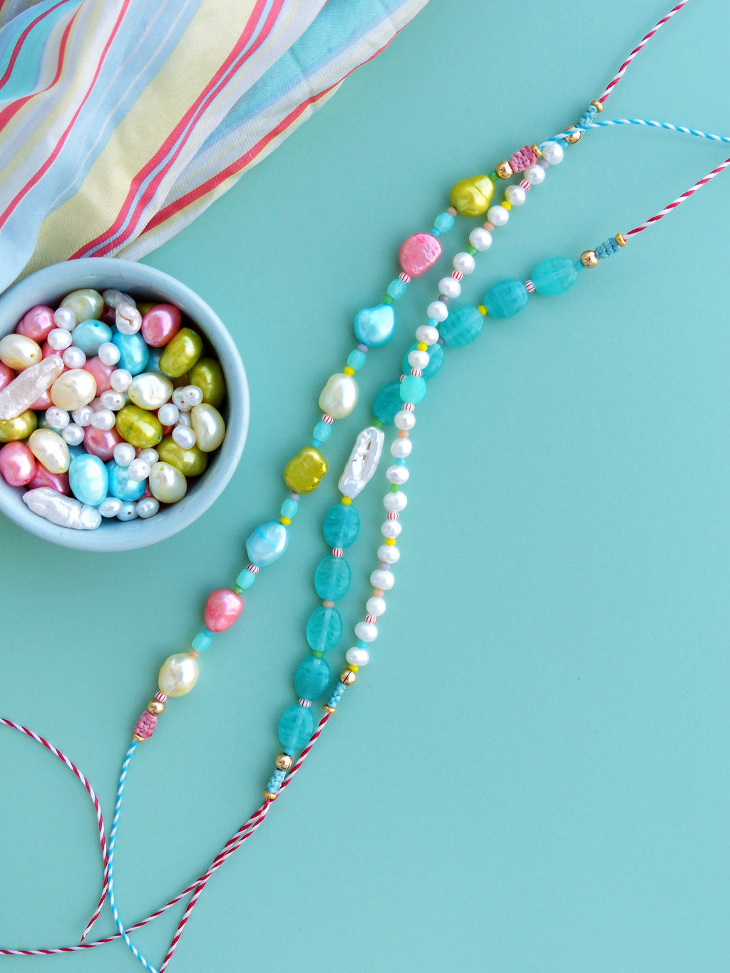 Bracelets de surfeur précieux en perles de rivières et keishi pastel bleu rose jaune vert