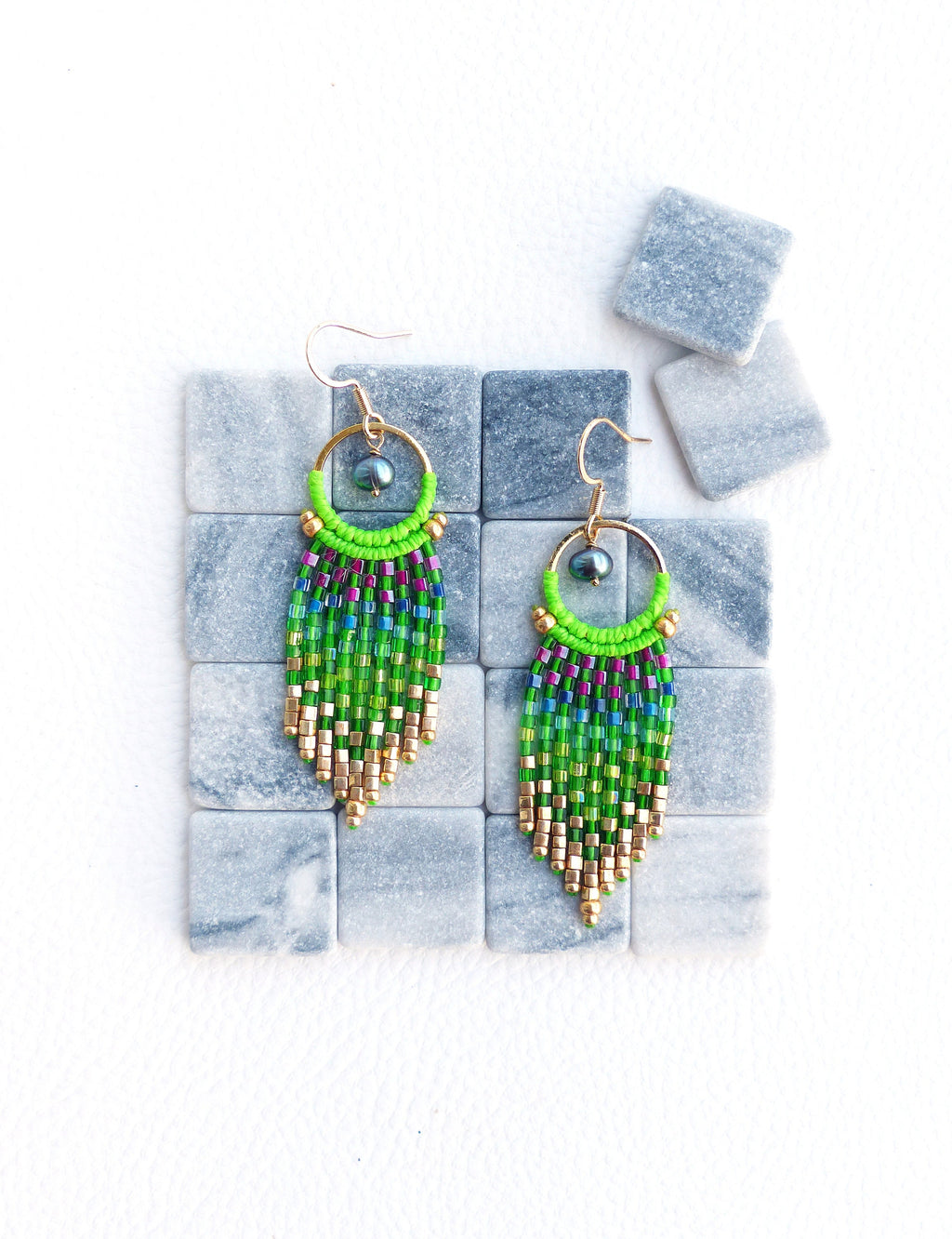 Petites boucles d'oreilles à franges perlées vert pomme vif avec des perles de culture bleu paon