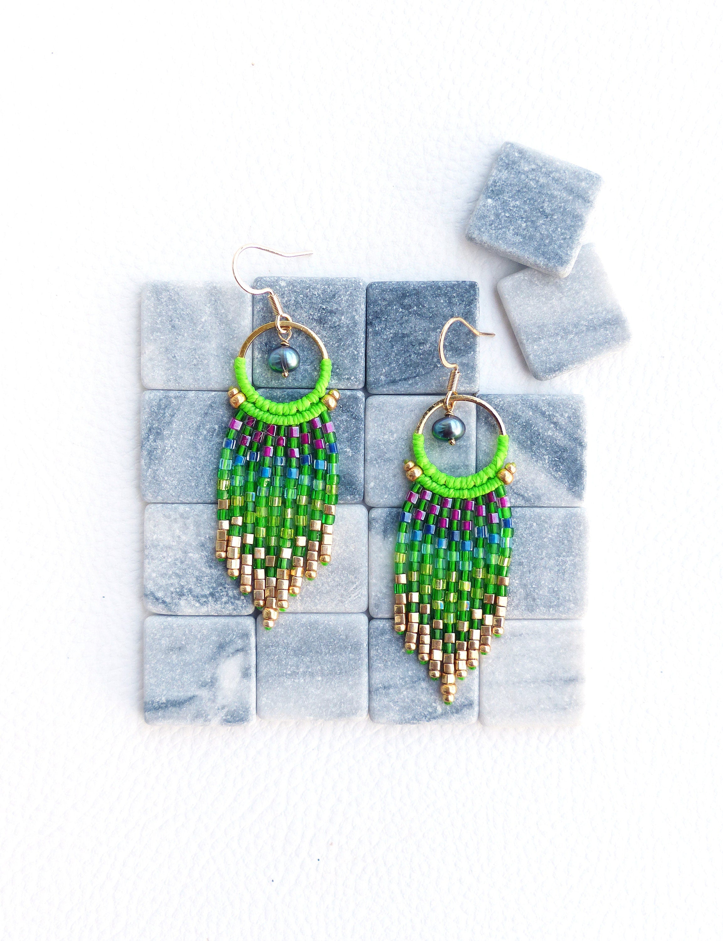 Petites boucles d'oreilles à franges perlées vert pomme vif avec des perles de culture bleu paon