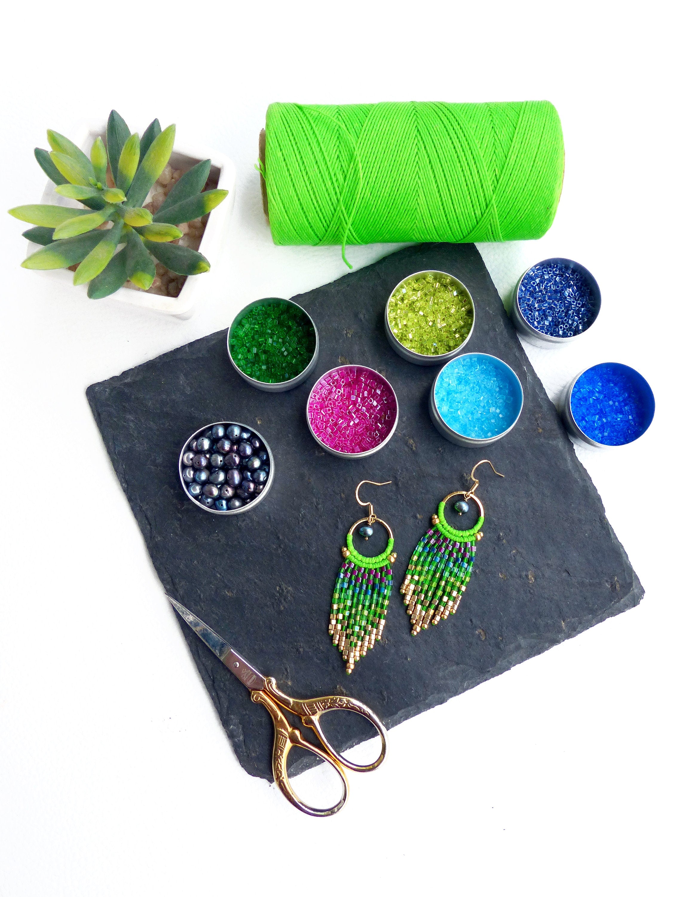 Petites boucles d'oreilles à franges perlées vert pomme vif avec des perles de culture bleu paon