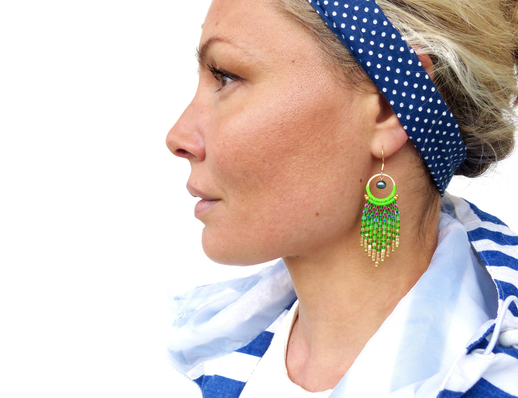 Petites boucles d'oreilles à franges perlées vert pomme vif avec des perles de culture bleu paon