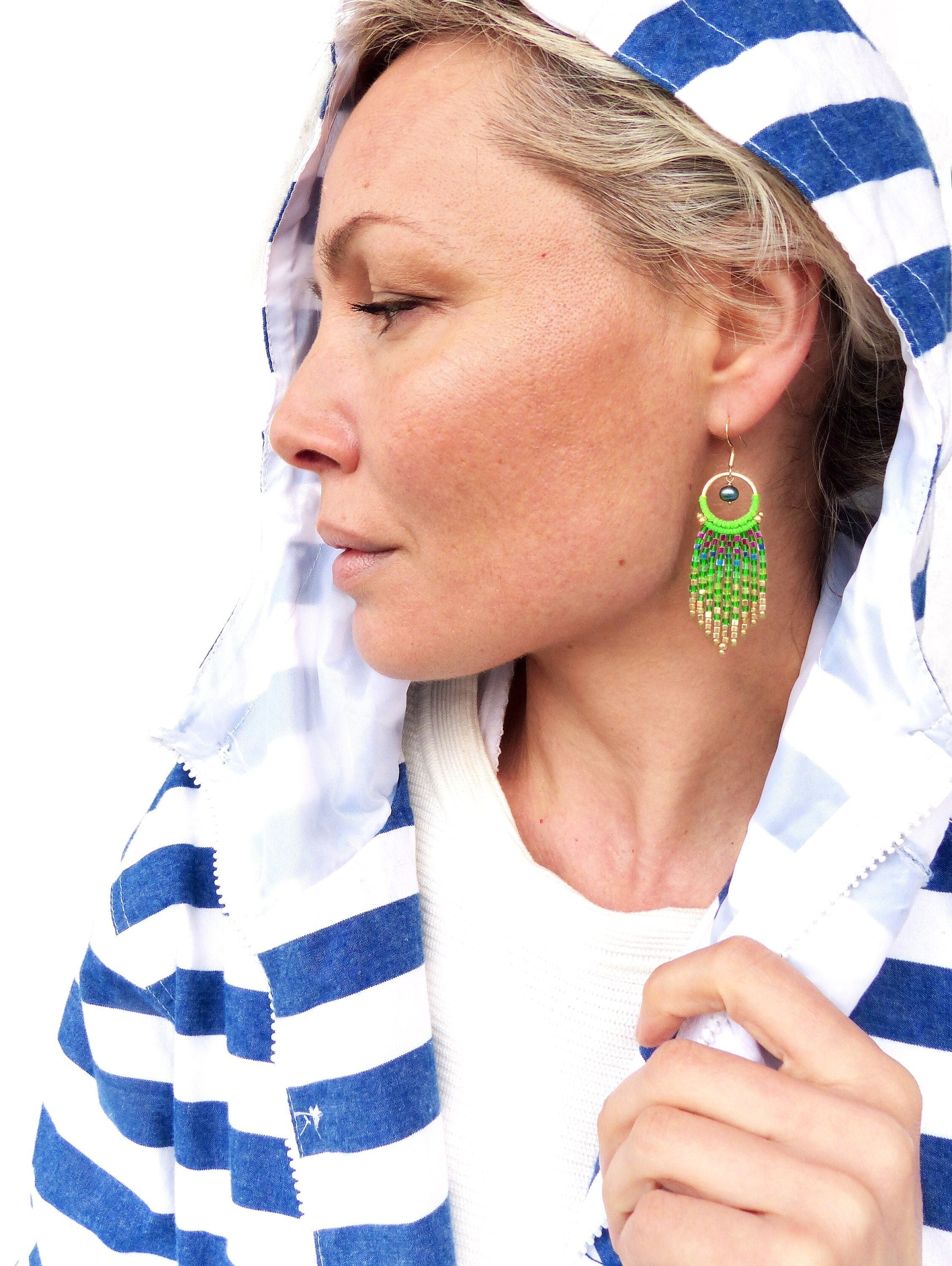 Petites boucles d'oreilles à franges perlées vert pomme vif avec des perles de culture bleu paon