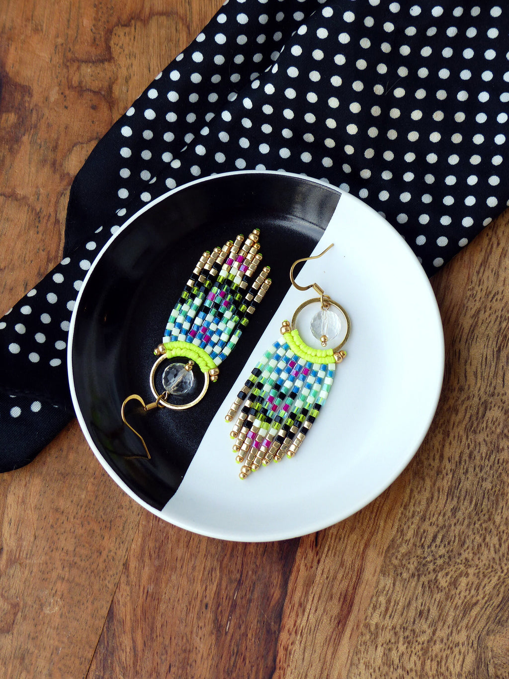 Petites boucles d'oreilles à franges et perles en cristal de roche jaune vif magenta ivoire noir doré