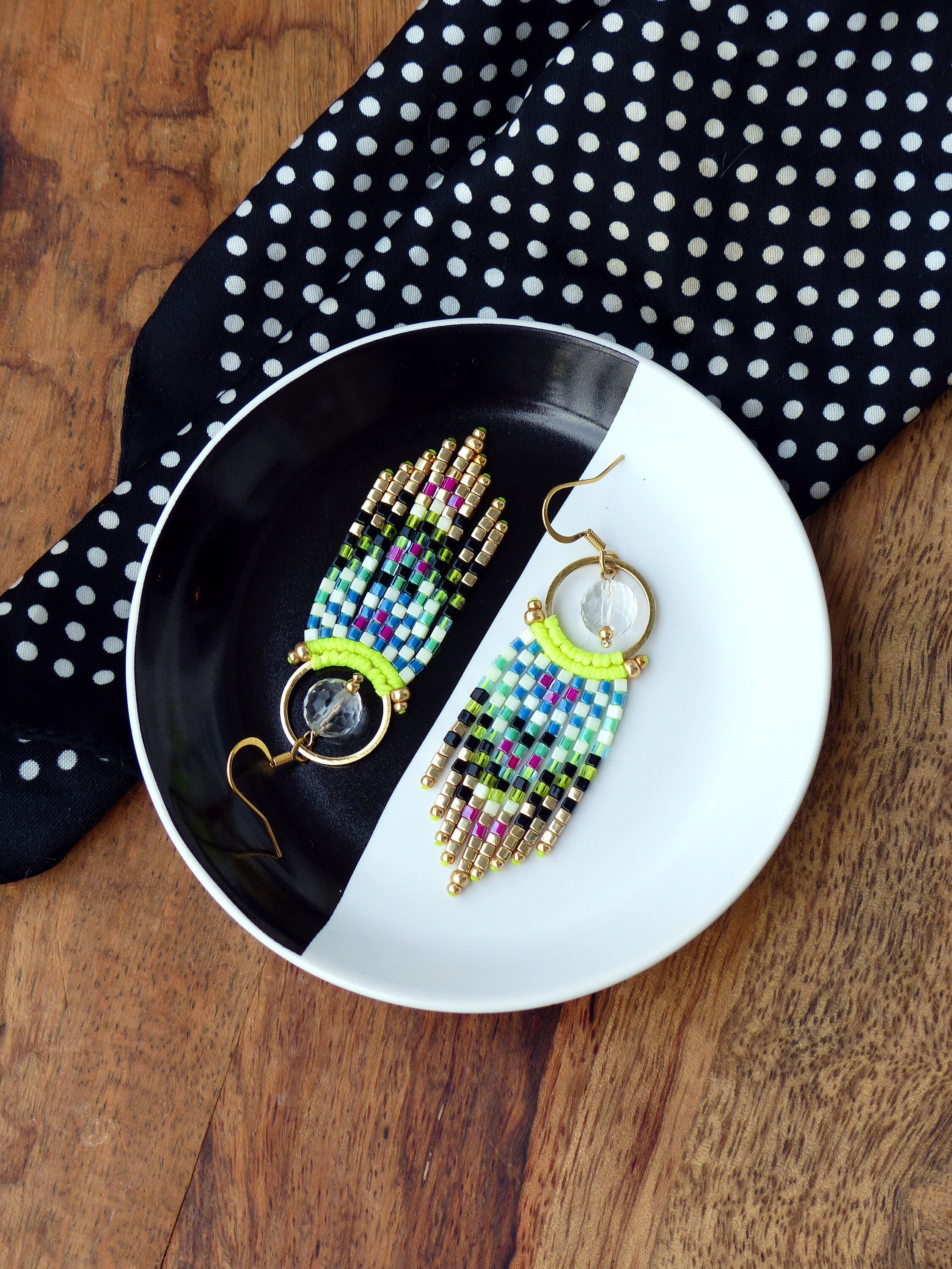 Petites boucles d'oreilles à franges et perles en cristal de roche jaune vif magenta ivoire noir doré