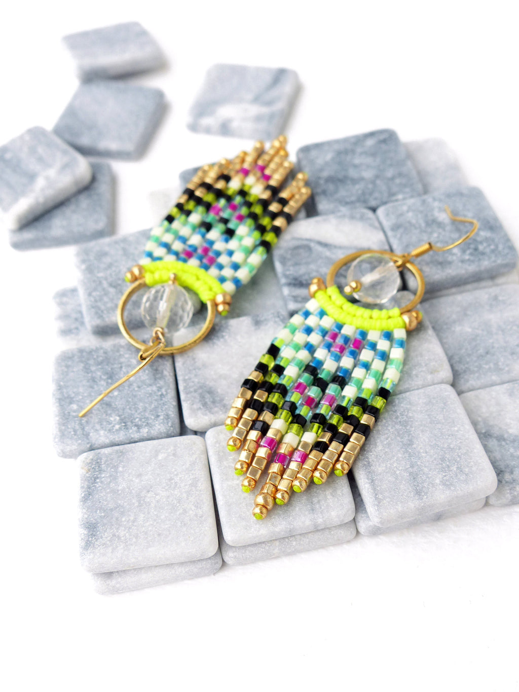 Petites boucles d'oreilles à franges et perles en cristal de roche jaune vif magenta ivoire noir doré