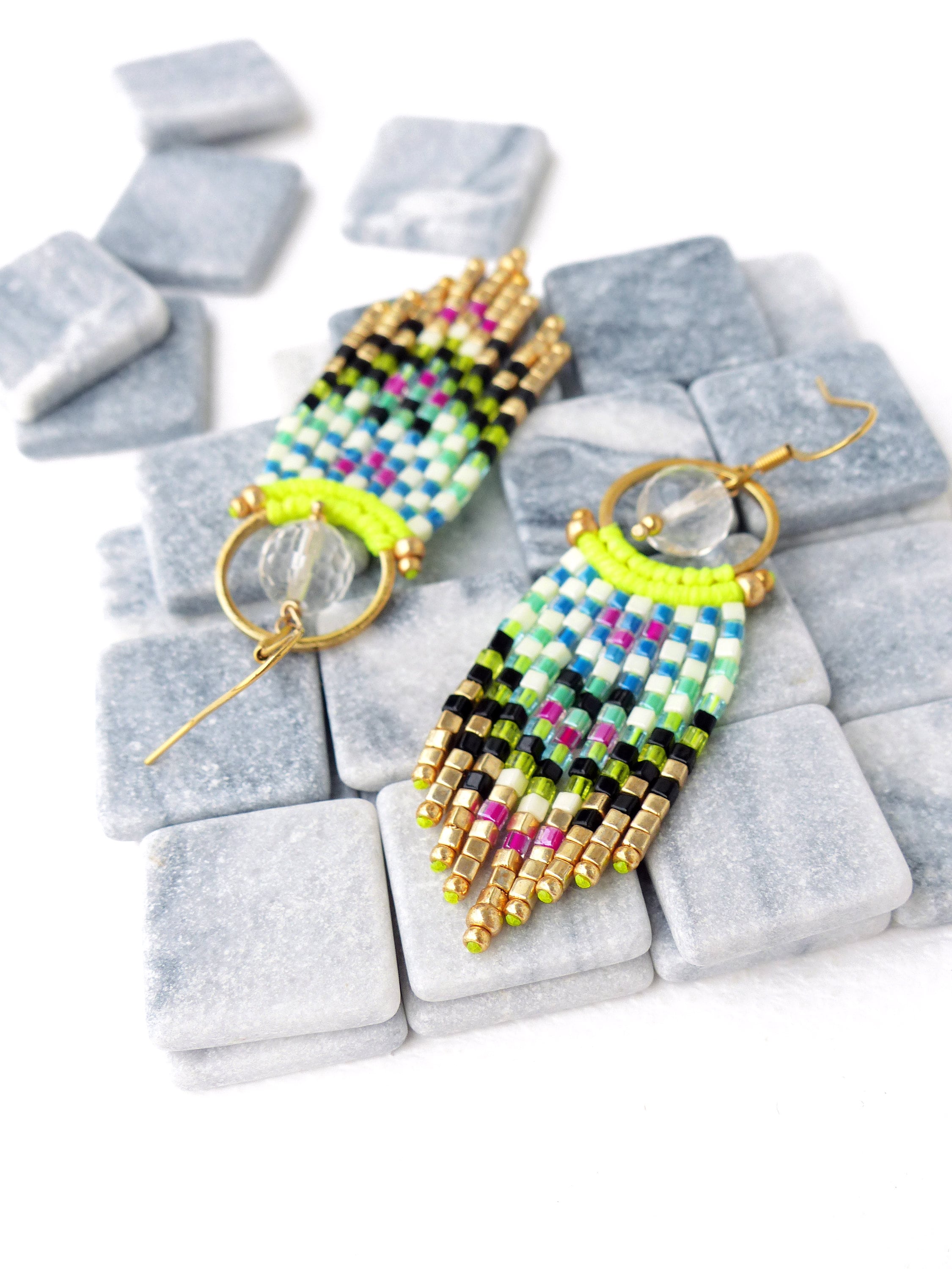 Petites boucles d'oreilles à franges et perles en cristal de roche jaune vif magenta ivoire noir doré