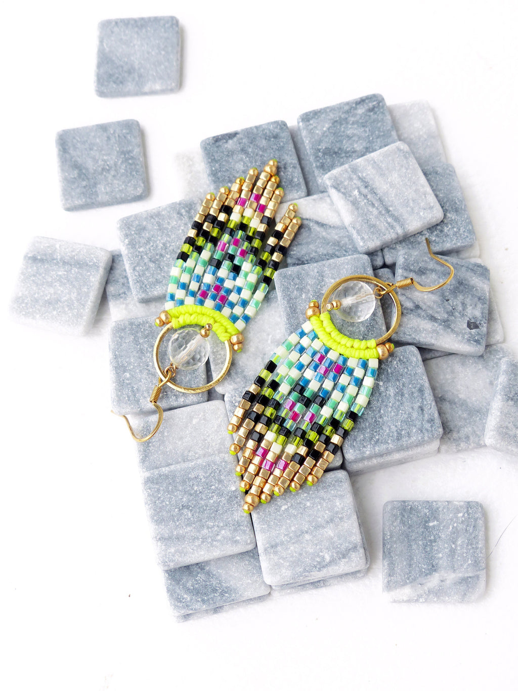 Petites boucles d'oreilles à franges et perles en cristal de roche jaune vif magenta ivoire noir doré