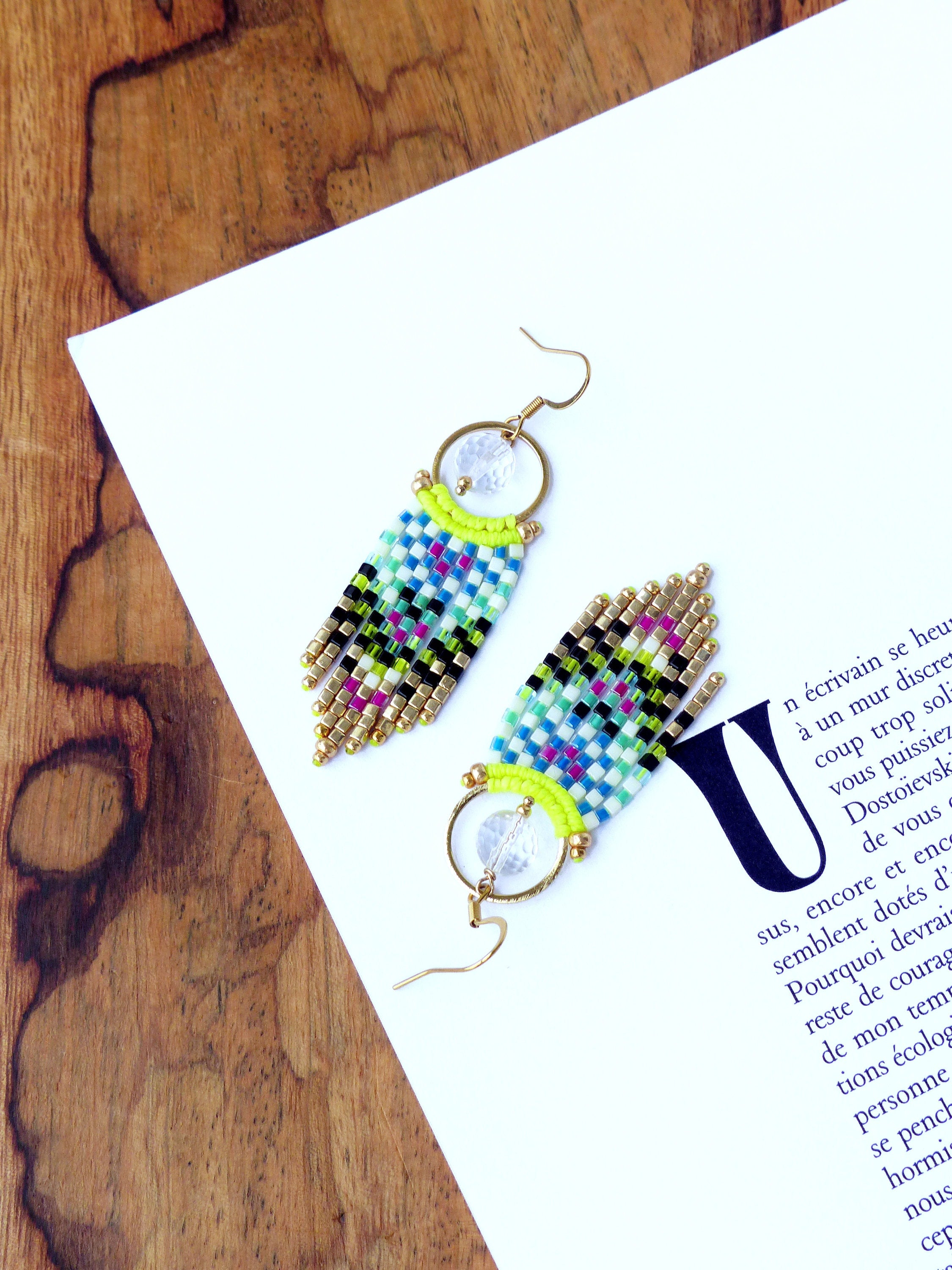 Petites boucles d'oreilles à franges et perles en cristal de roche jaune vif magenta ivoire noir doré