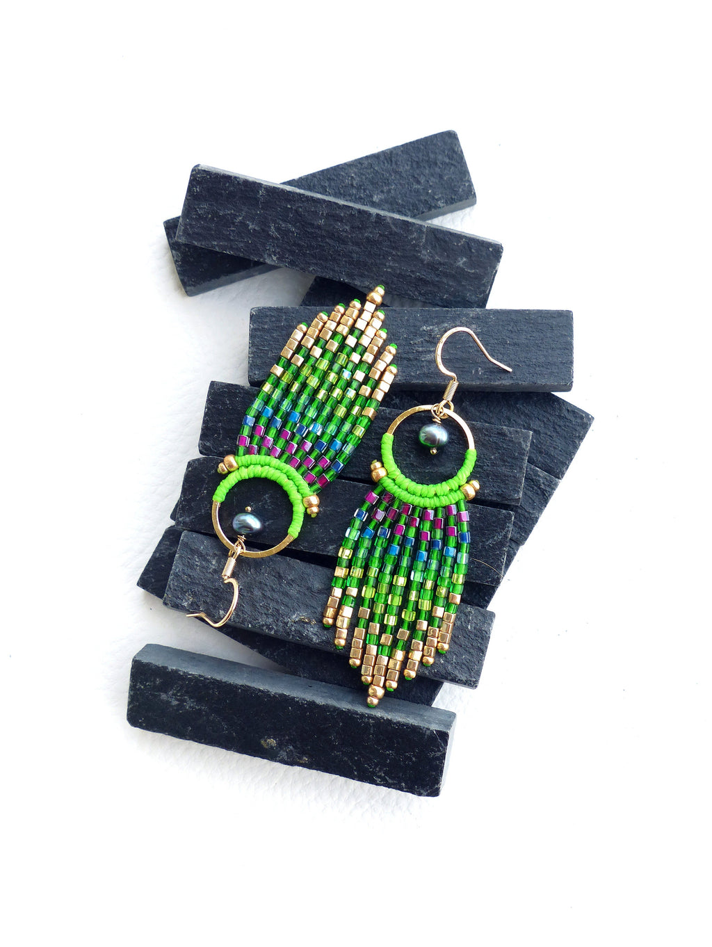 Petites boucles d'oreilles à franges perlées vert pomme vif avec des perles de culture bleu paon