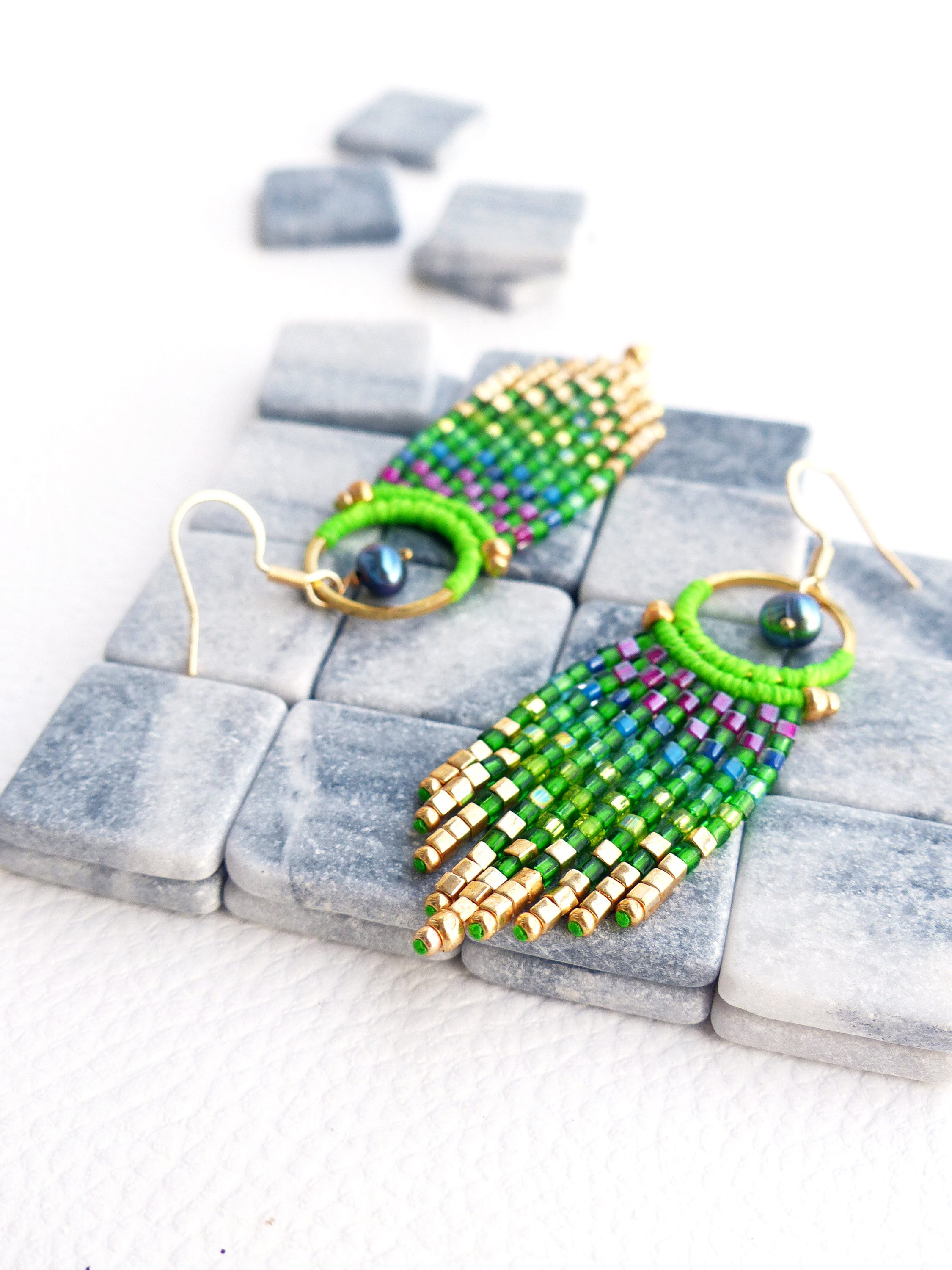 Petites boucles d'oreilles à franges perlées vert pomme vif avec des perles de culture bleu paon