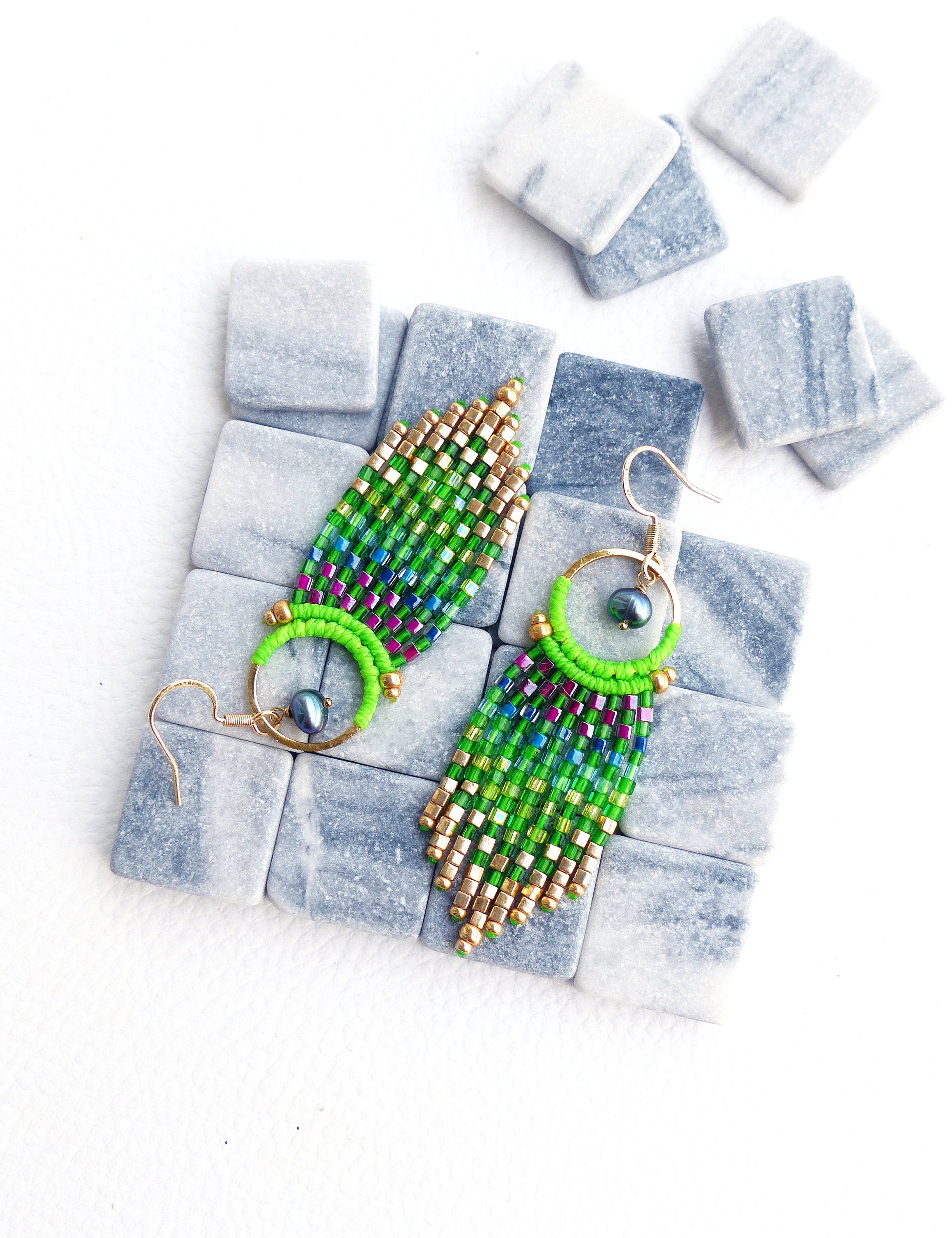Petites boucles d'oreilles à franges perlées vert pomme vif avec des perles de culture bleu paon