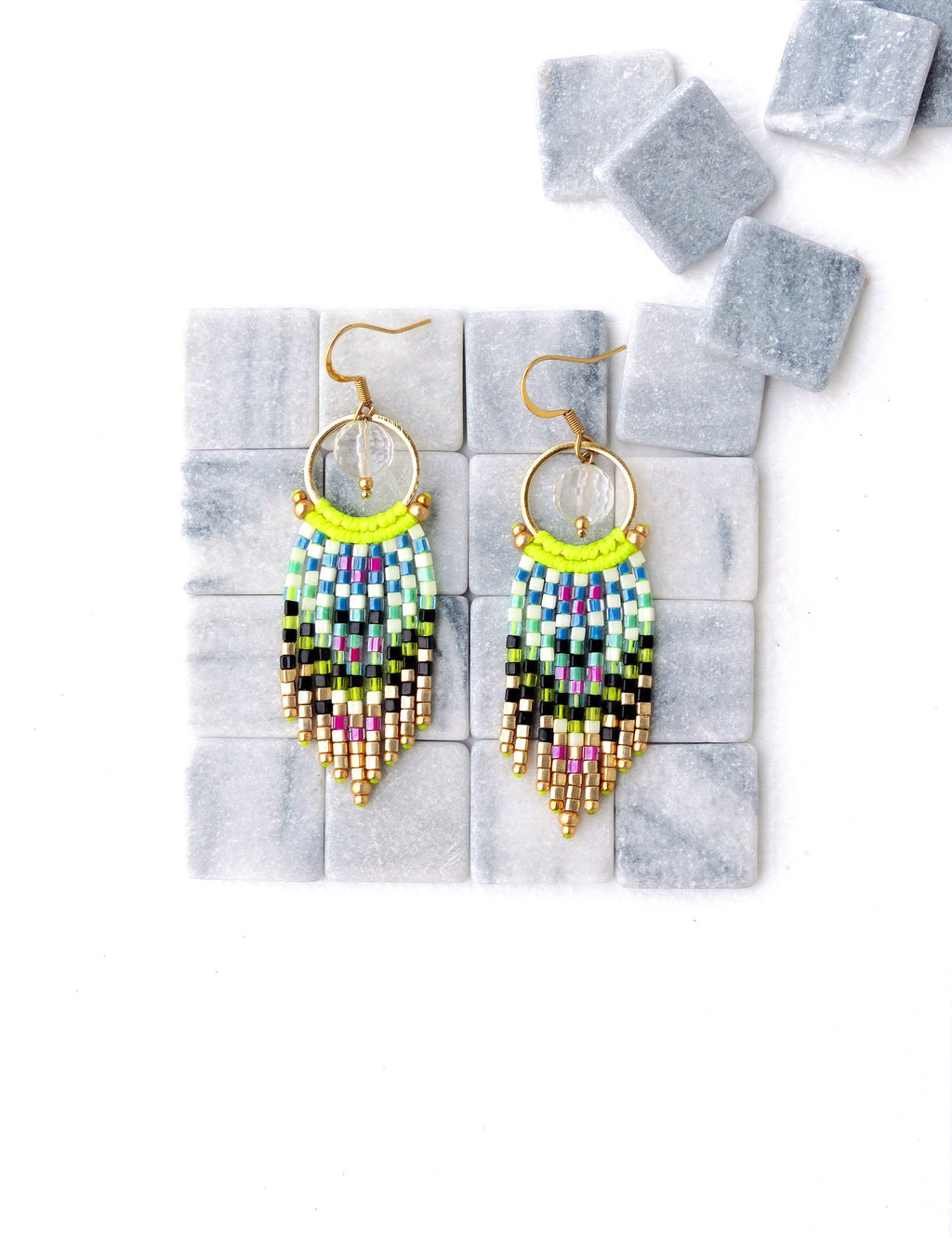 Petites boucles d'oreilles à franges et perles en cristal de roche jaune vif magenta ivoire noir doré