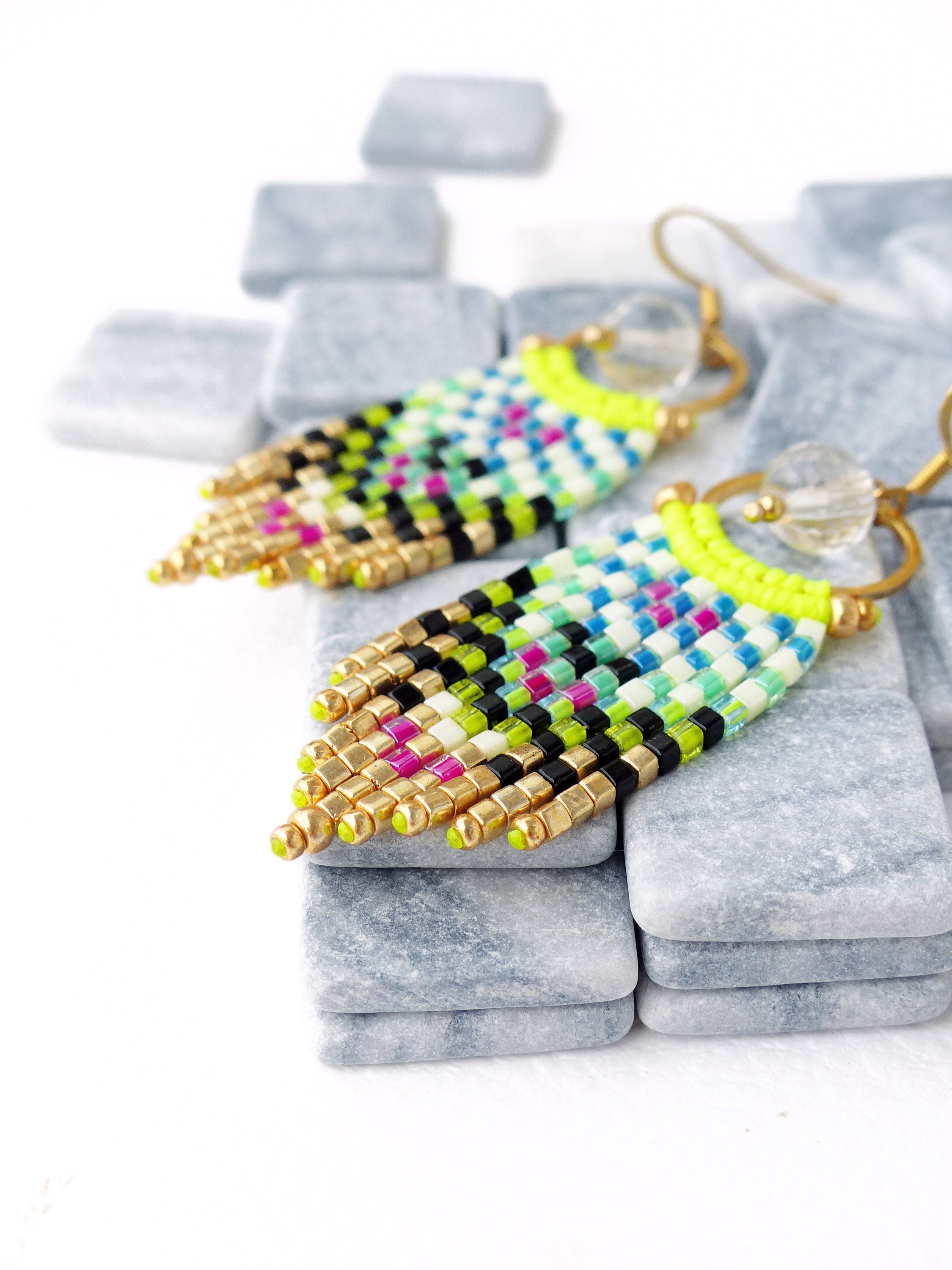 Petites boucles d'oreilles à franges et perles en cristal de roche jaune vif magenta ivoire noir doré